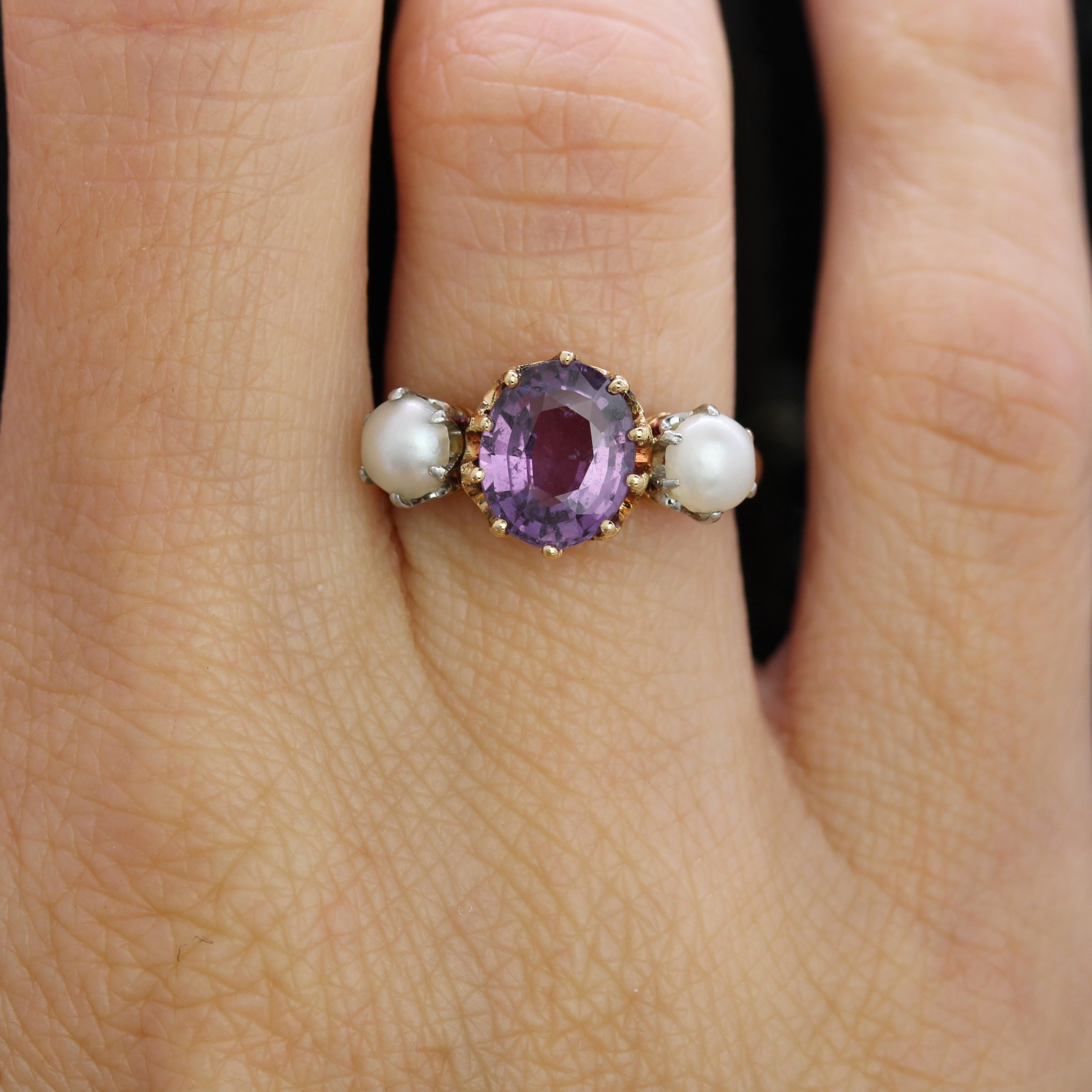 Bague trilogie en or jaune 18 carats du 20e siècle, saphir violet et perles de culture Pour femmes en vente