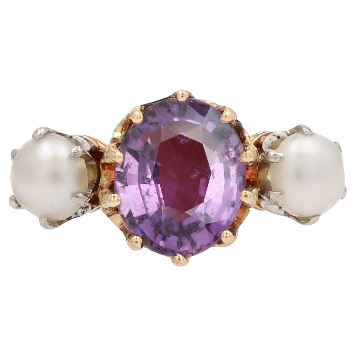 Bague trilogie en or jaune 18 carats du 20e siècle, saphir violet et perles de culture en vente