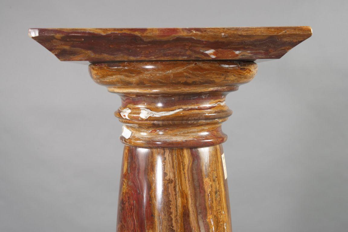 Marmor-Onyx-Säule in Qualität des 20. Jahrhunderts, Marmorsockel/Säule im neoklassischen Stil (Europäisch) im Angebot