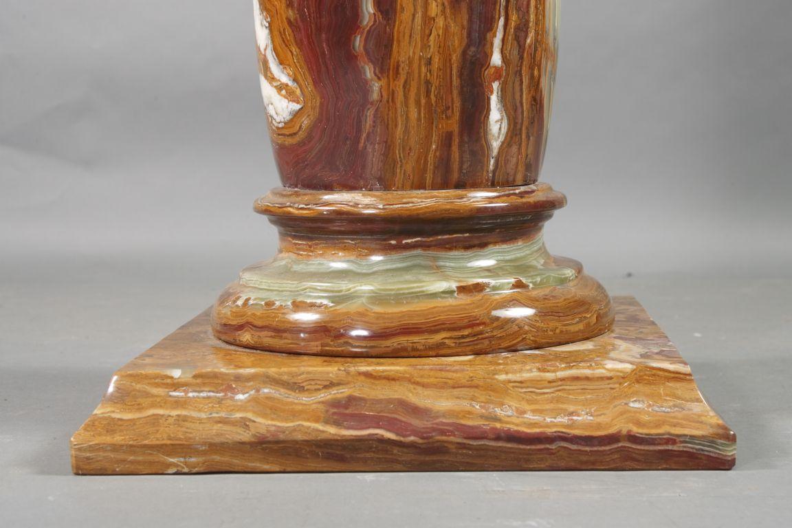 Pille/ colonne en marbre onyx de qualité du 20ème siècle de style néoclassique Bon état - En vente à Berlin, DE