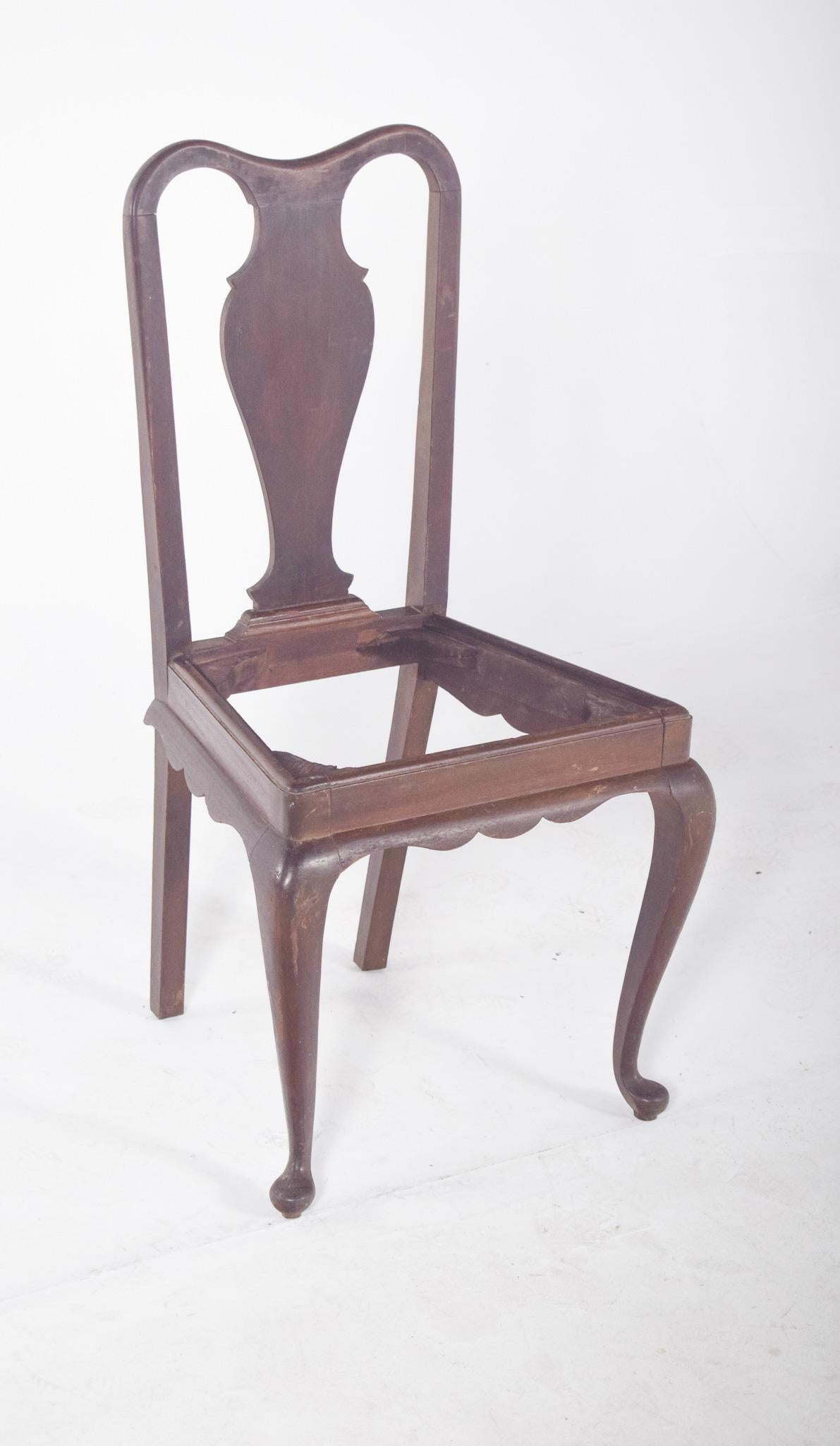 Sedia in stile Queen Anne. Caratteristica del XVIII secolo, ma spesso riprodotta in pezzi del XIX e dell'inizio del XX secolo. Lo schienale è ritagliato a forma di vaso rovesciato, tipico di questo stile, con linee sinuose che conferiscono eleganza