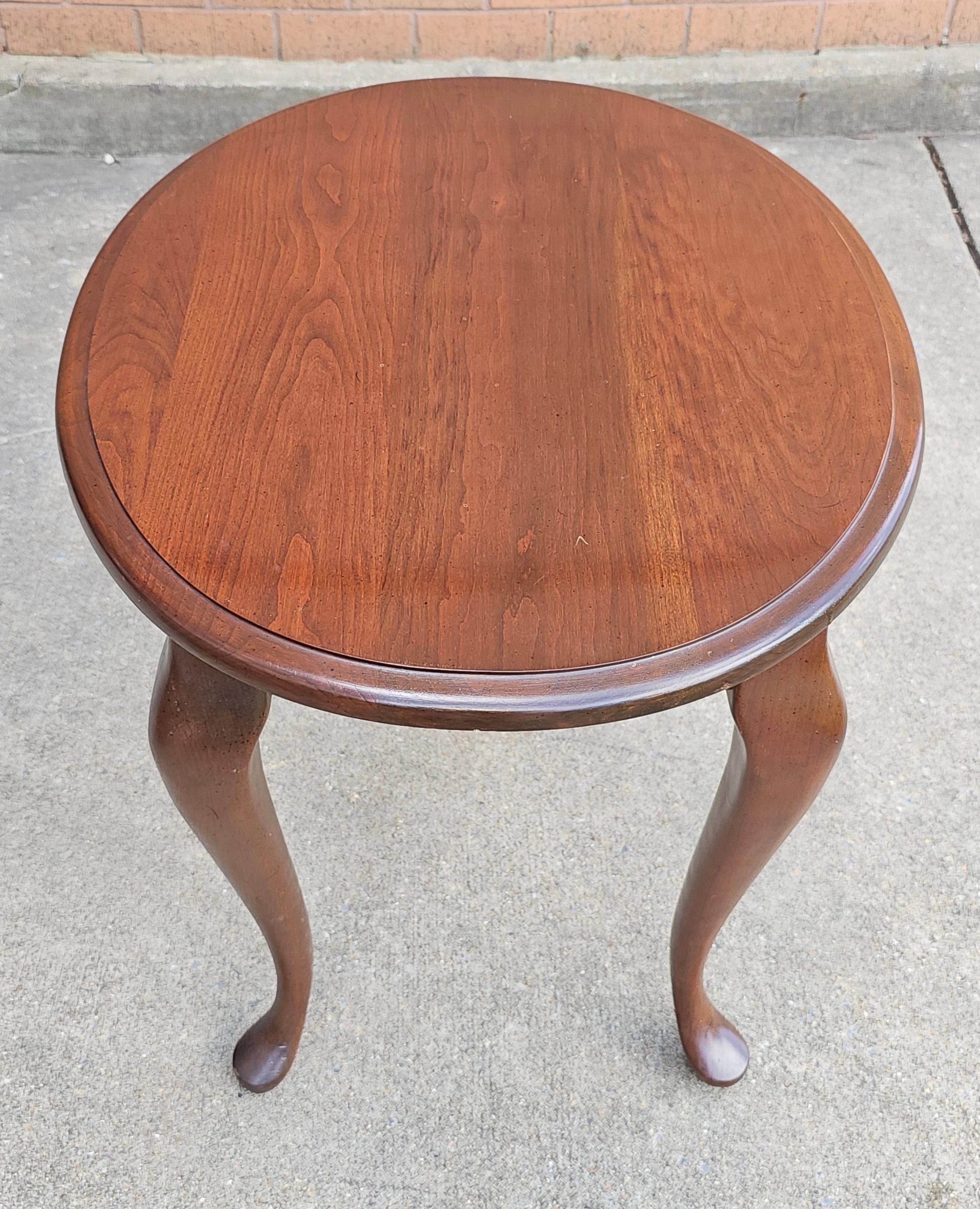 Stained 20th Century Queen Anne Style Cherry Oval Side Table For Sale