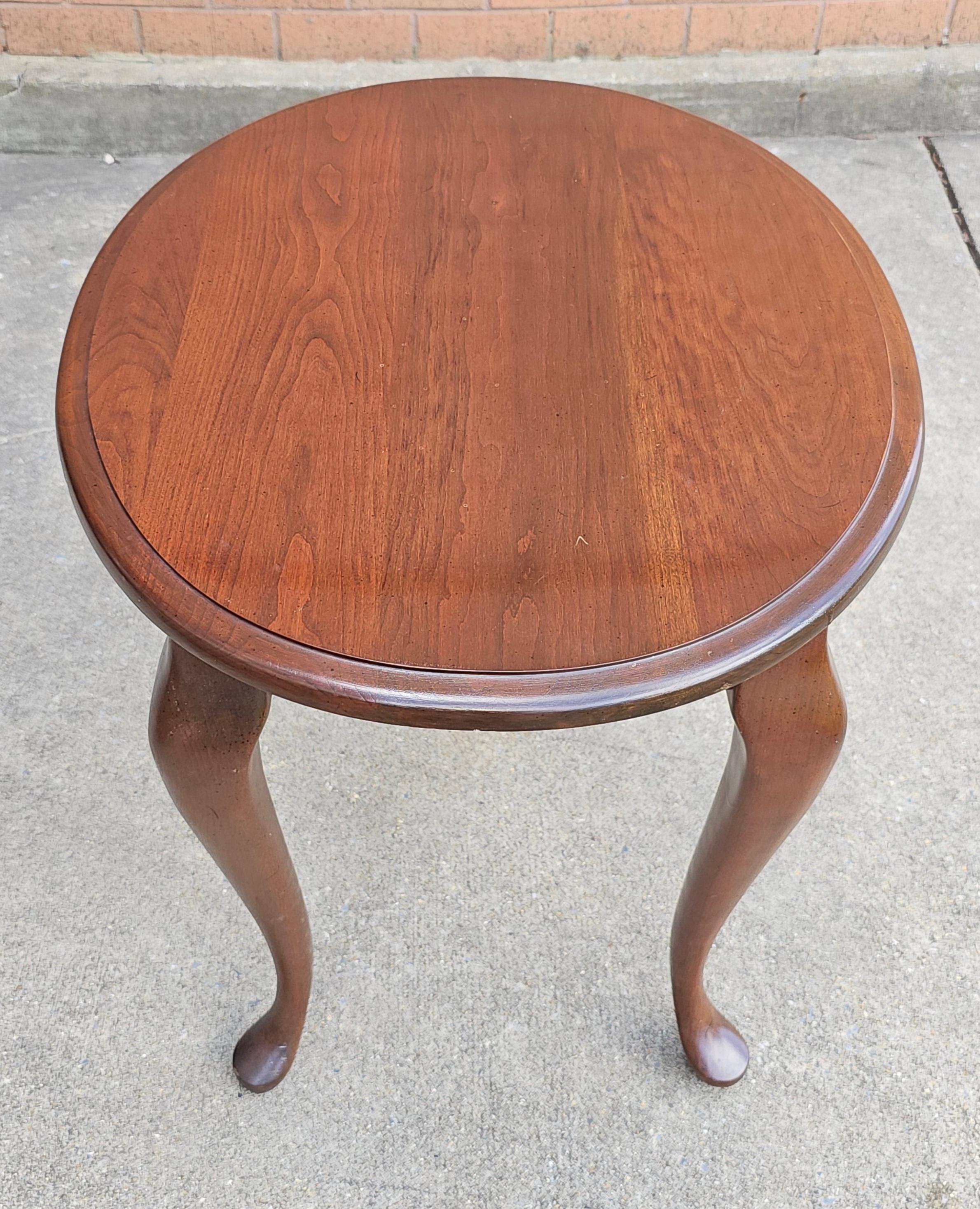 Tacheté Table d'appoint ovale en cerisier de style Queen Anne du 20ème siècle en vente