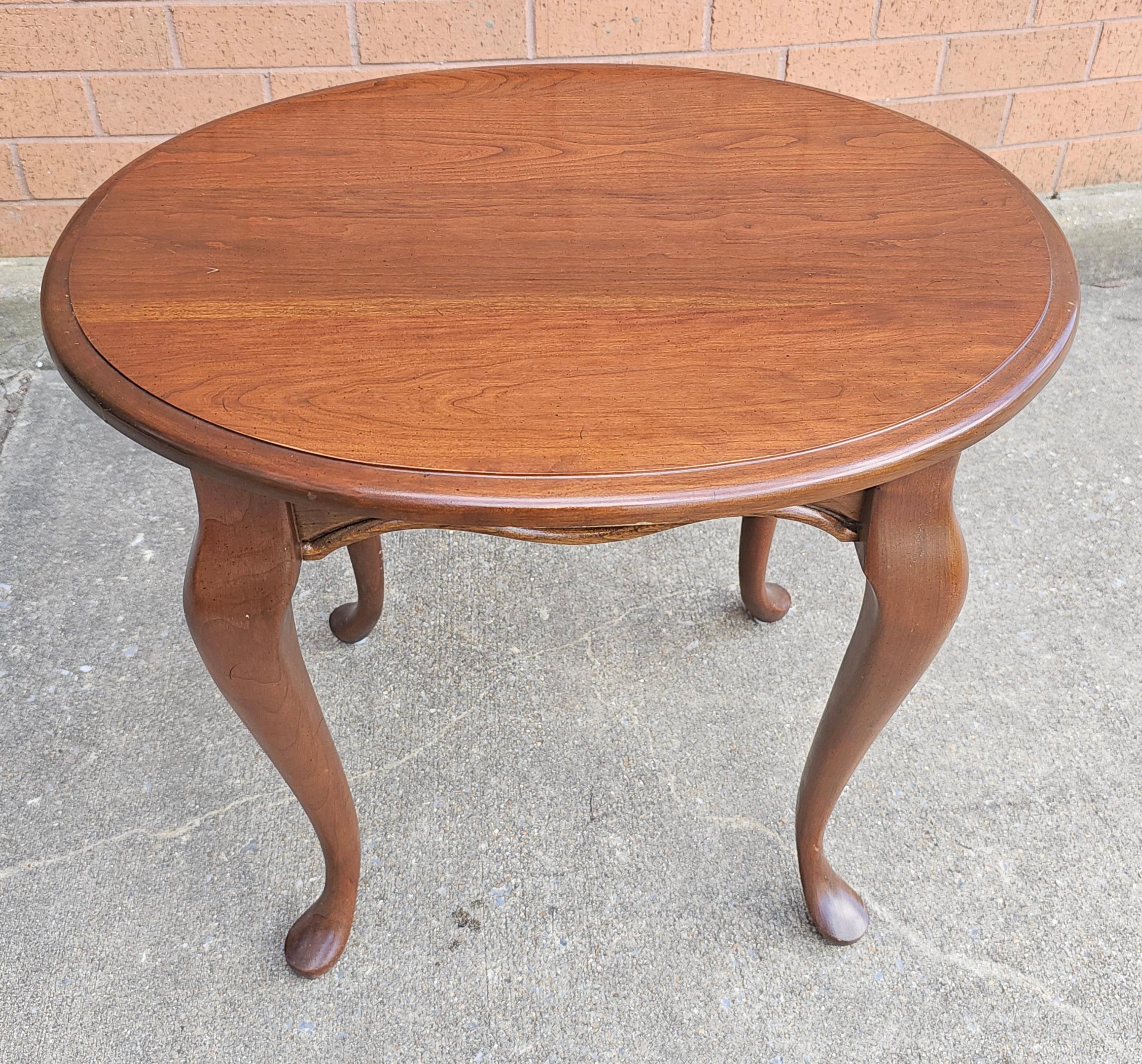 20th Century Queen Anne Style Cherry Oval Side Table In Good Condition For Sale In Germantown, MD