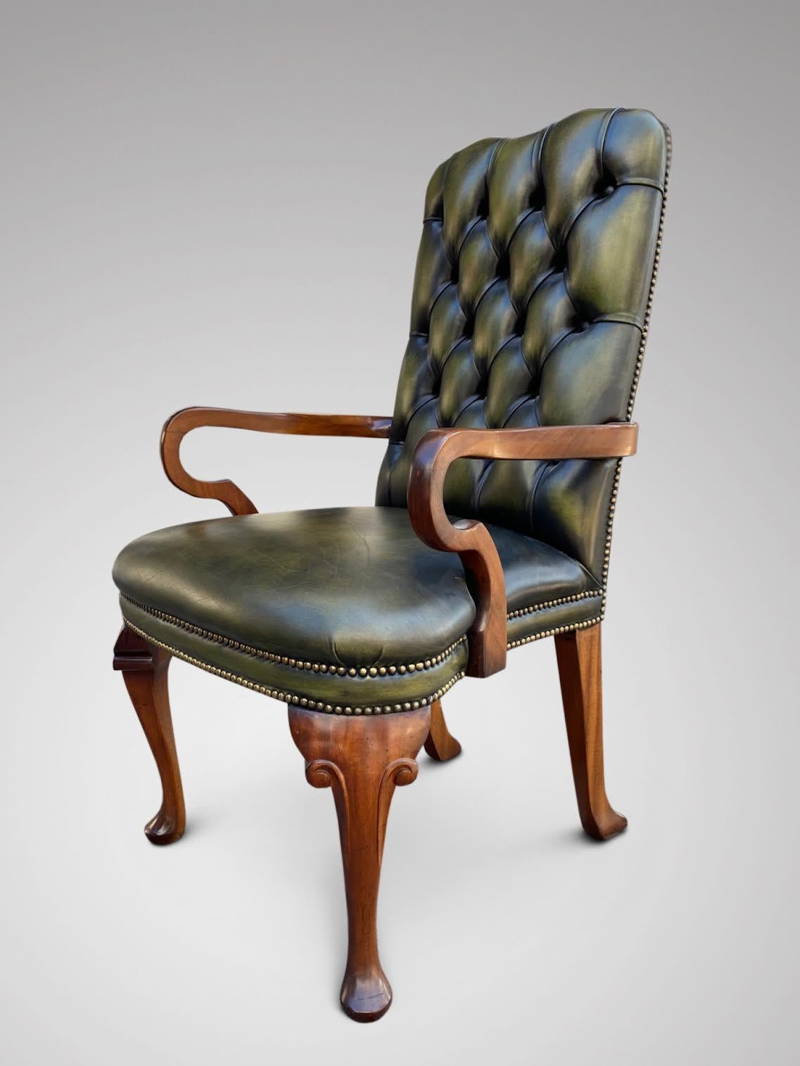 Britannique Fauteuil de bureau en cuir de style Queen Anne du XXe siècle en vente