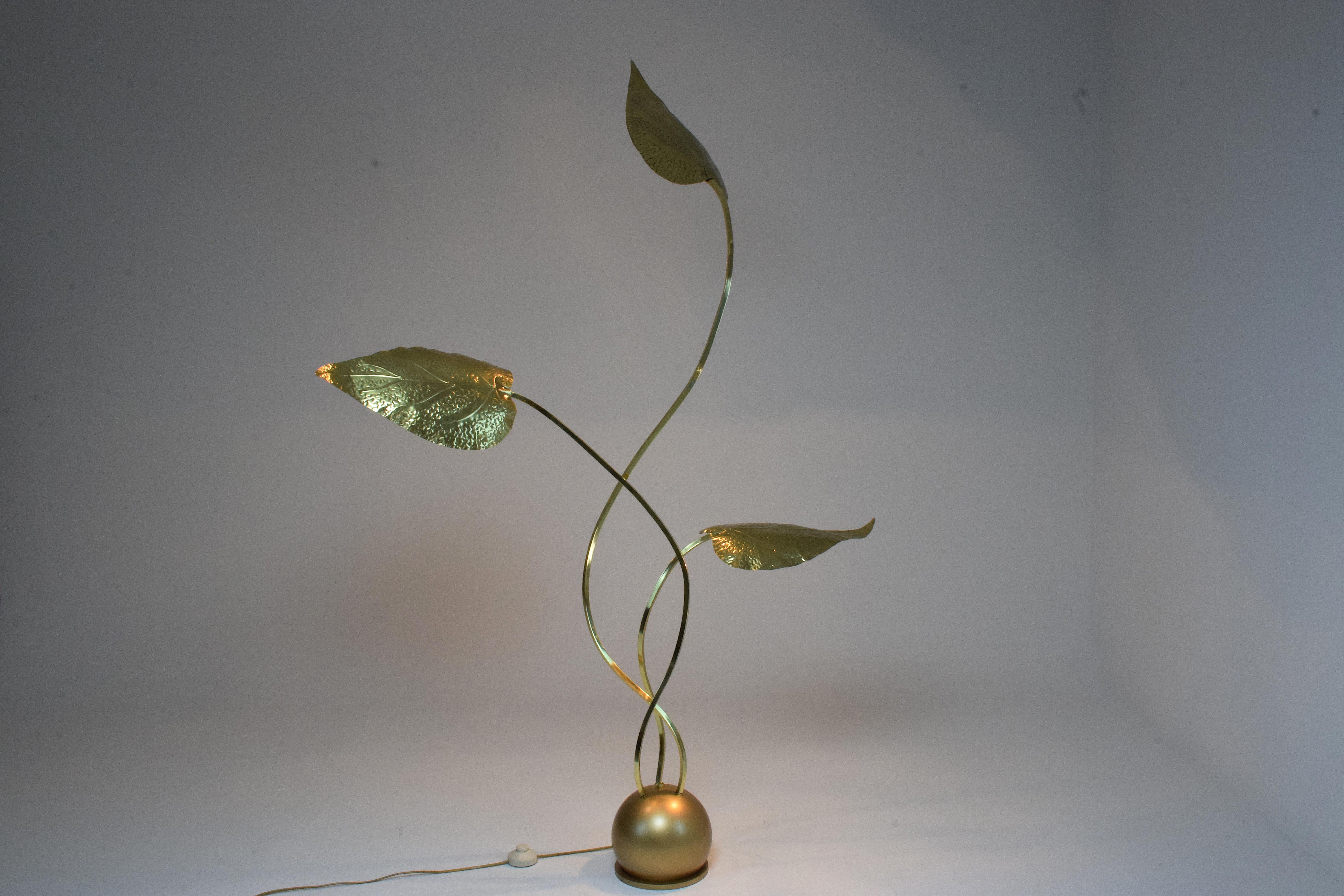 A sculptural vintage iconic floor lamp in Tommaso Barbi's signature design of three large shaped brass leaves that light up and a circular base.
This particular model is rare.
 Italy, circa 1970s.
This piece is professionally re-wired with the