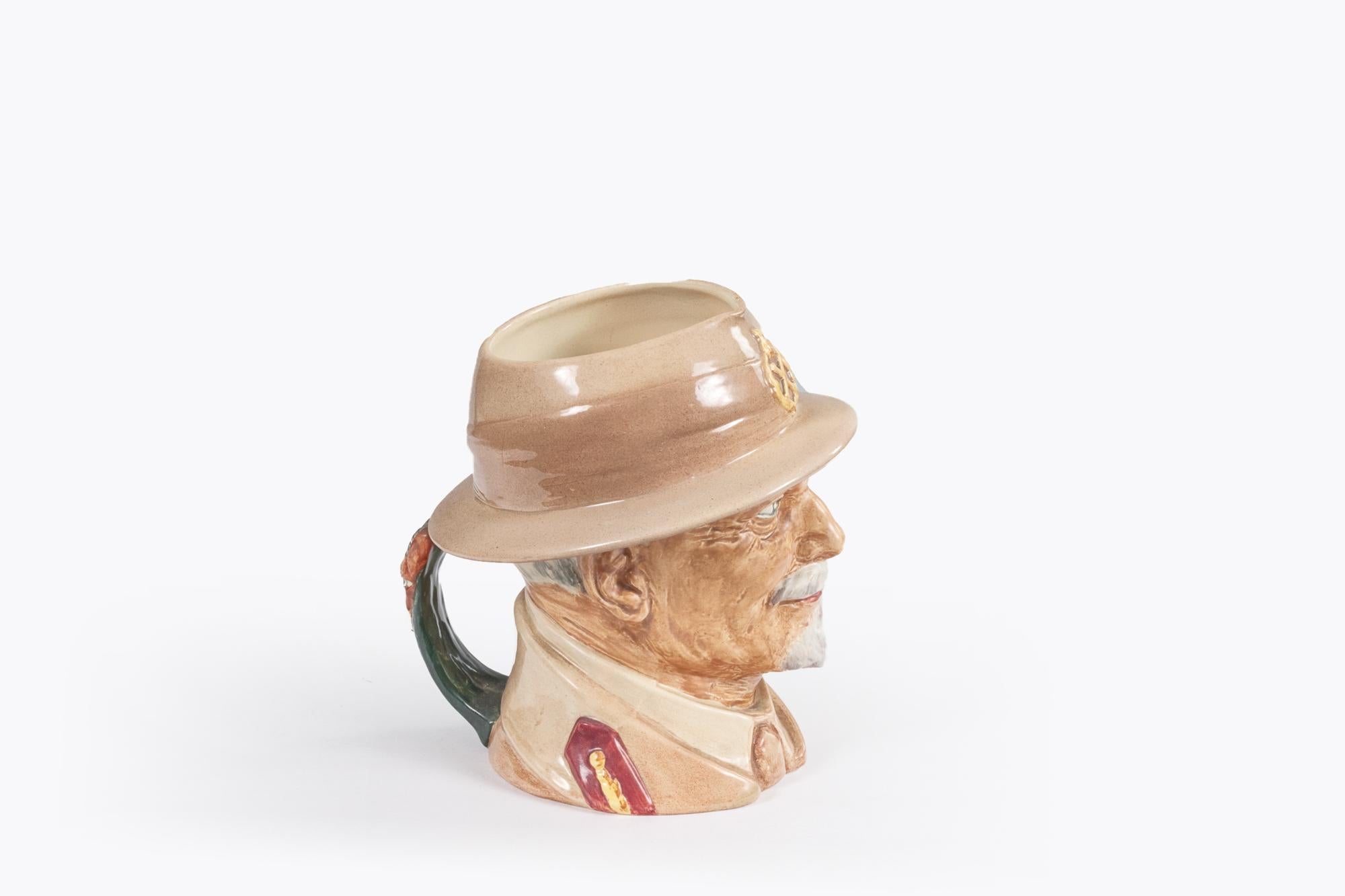 Seltener Royal Doulton Krug des 20. Jahrhunderts mit der Darstellung des südafrikanischen Staatsmannes Jan Christian Smuts (1870-1950) in der Uniform eines Feldmarschalls. Modelliert von Harry Fenton und handbemalt in England. Produziert zwischen
