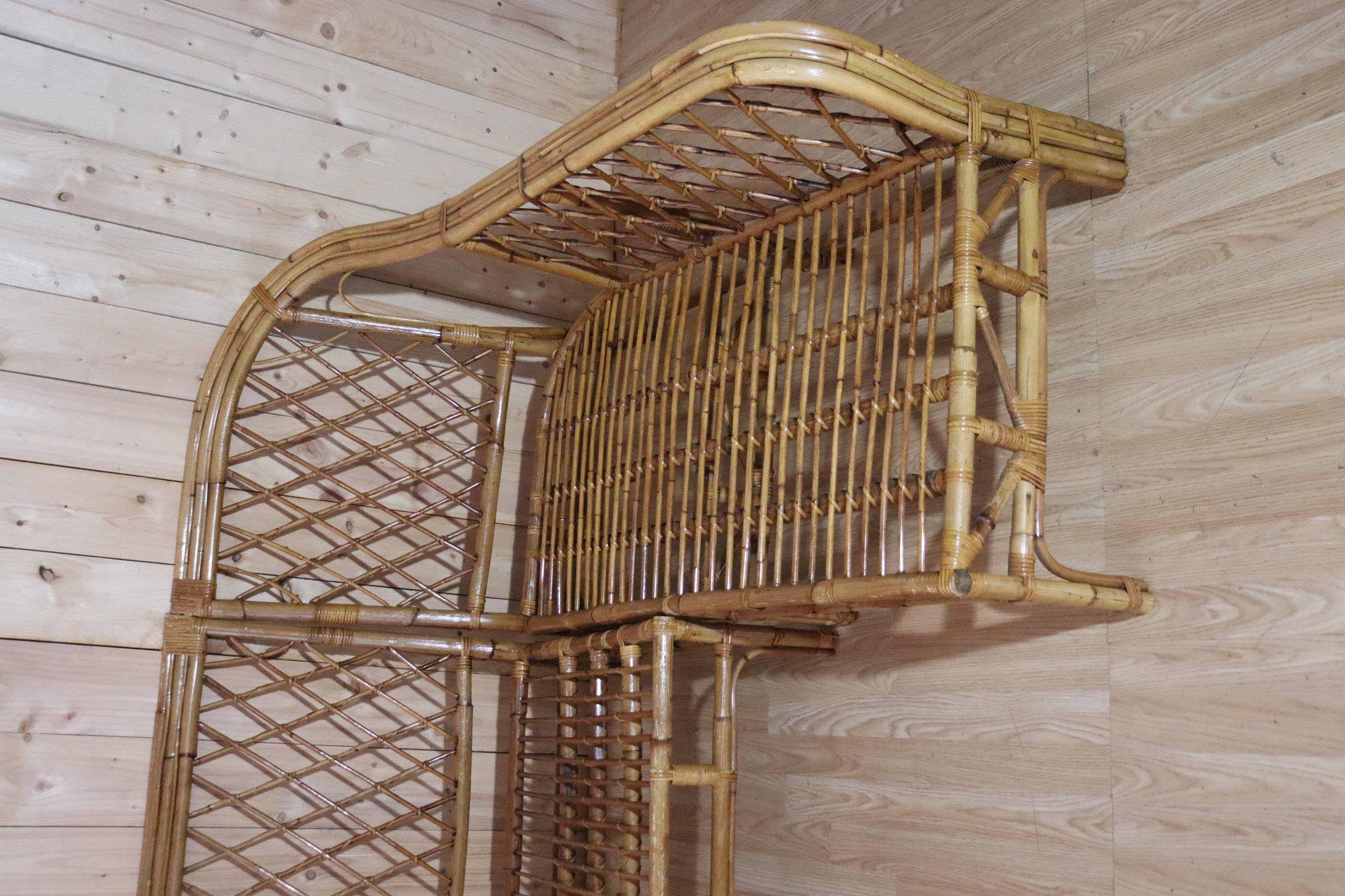 Francese Divano angolare in rattan del XX secolo in vendita