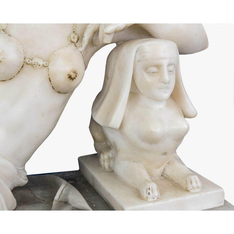 Liegende Frau des 20. Jahrhunderts mit Sphinx-Skulptur aus Alabaster (Italienisch) im Angebot
