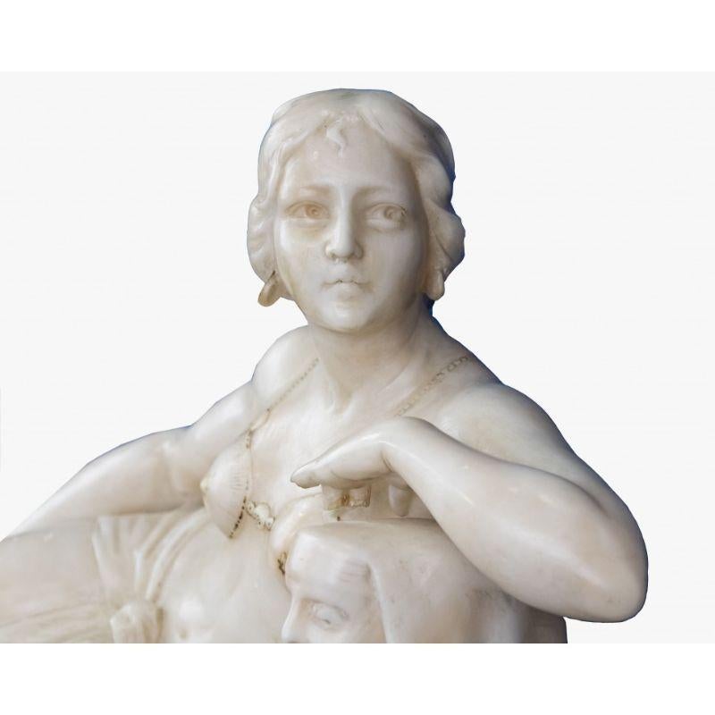 Liegende Frau des 20. Jahrhunderts mit Sphinx-Skulptur aus Alabaster (Geformt) im Angebot