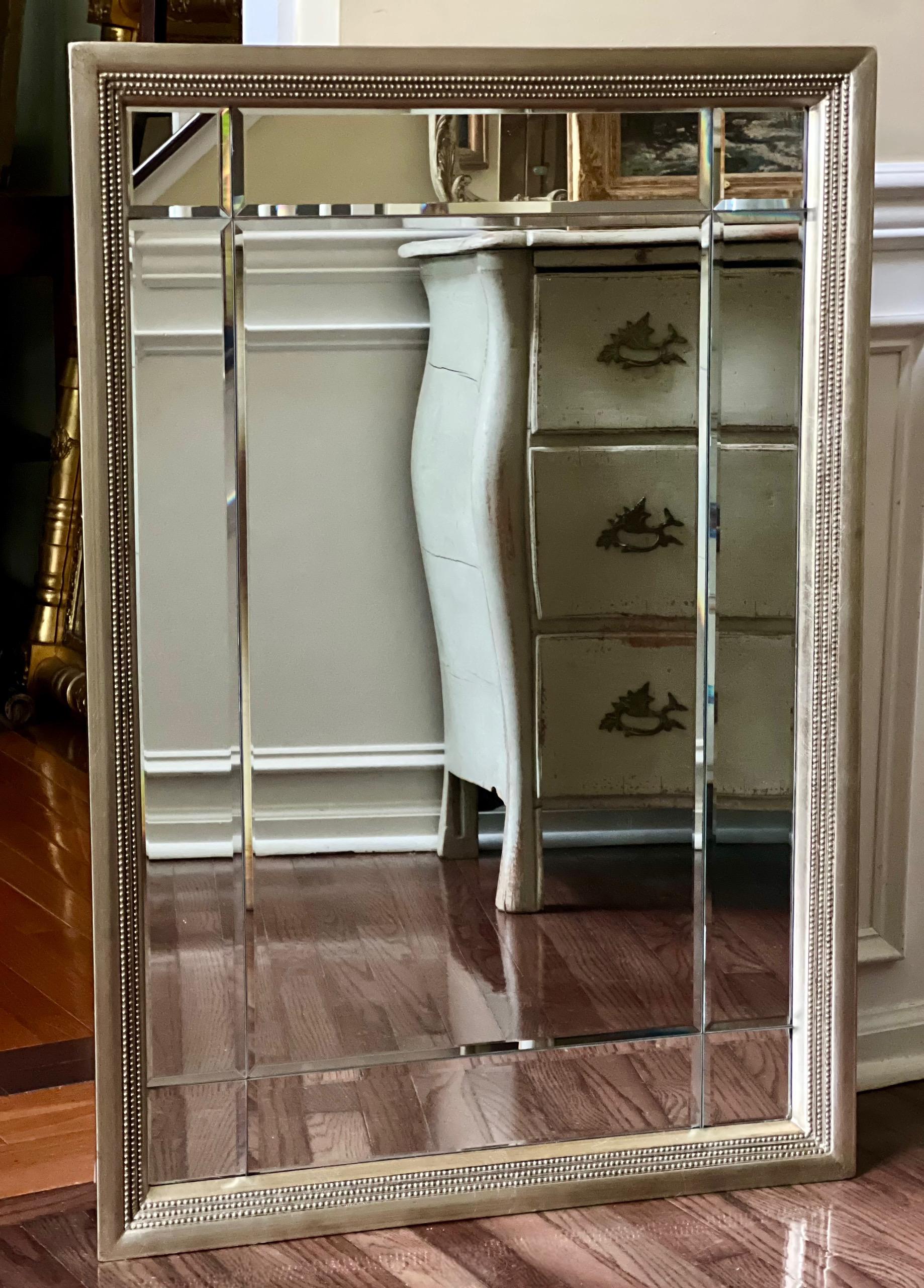 Uno specchio in stile classico e di alta qualità con nove pannelli smussati singolarmente e una cornice in legno dorato.  È configurato per essere appeso in orientamento verticale o orizzontale, con la ferramenta fissata per entrambi i modi e il