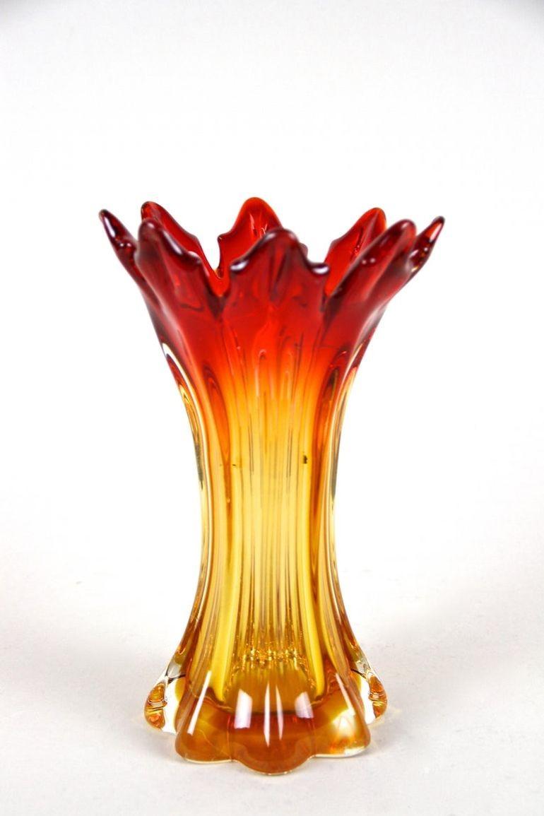 Jarrón de Cristal Murano Sommerso Rojo/Ámbar del Siglo XX - Mediados de Siglo, IT ca. 1960 Moderno de mediados de siglo en venta