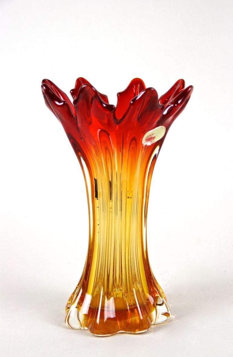 Jarrón de Cristal Murano Sommerso Rojo/Ámbar del Siglo XX - Mediados de Siglo, IT ca. 1960 siglo XX en venta