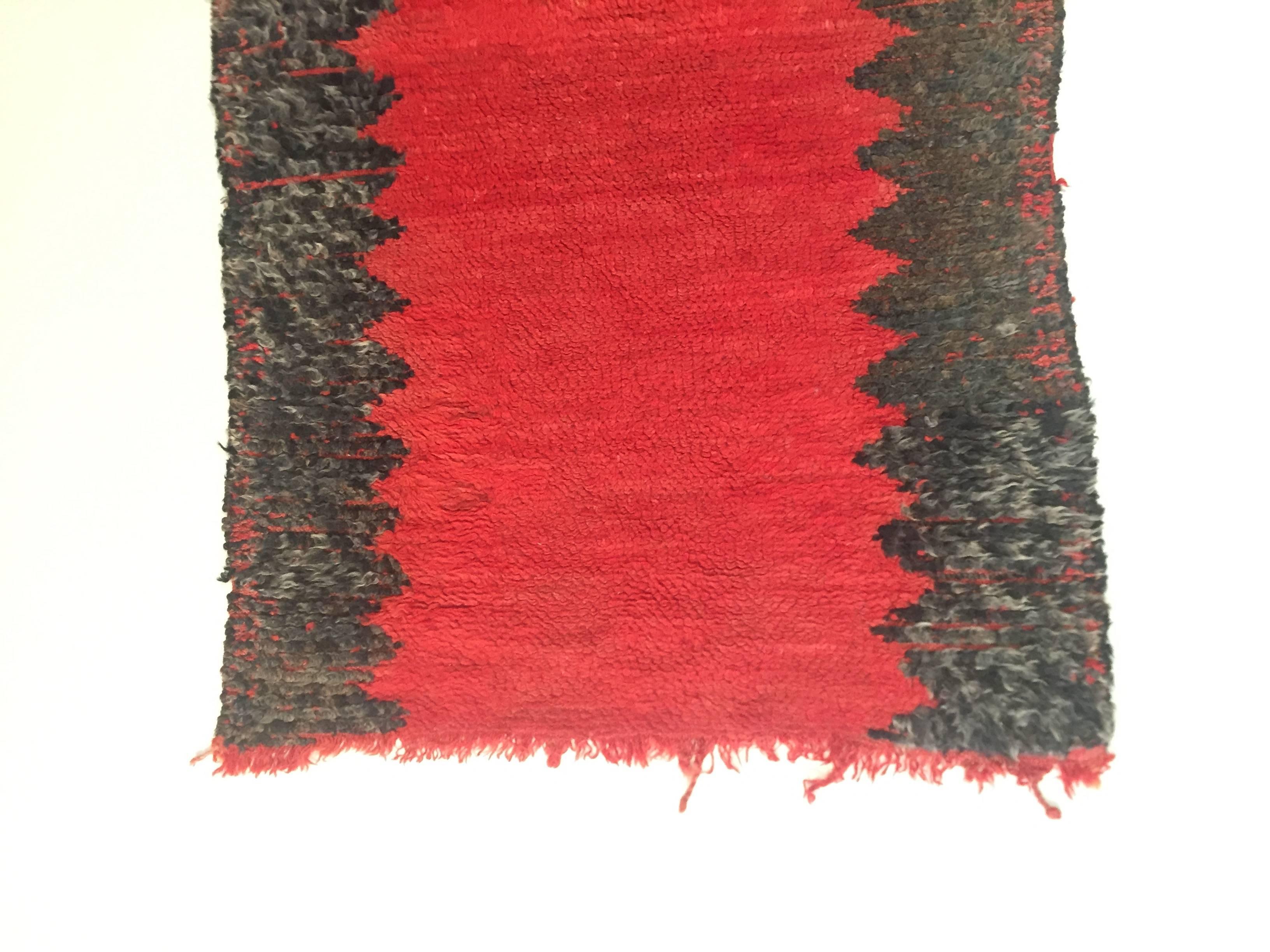 Berberteppich in der Region Imouzzer-Kandar aus den 1960er Jahren. Diese Teppiche der naiven Kunst beziehen ihre Stärke aus der Wesentlichkeit des Designs. Die Farben sind kräftig und stehen im Kontrast zur trockenen und sonnigen Landschaft des
