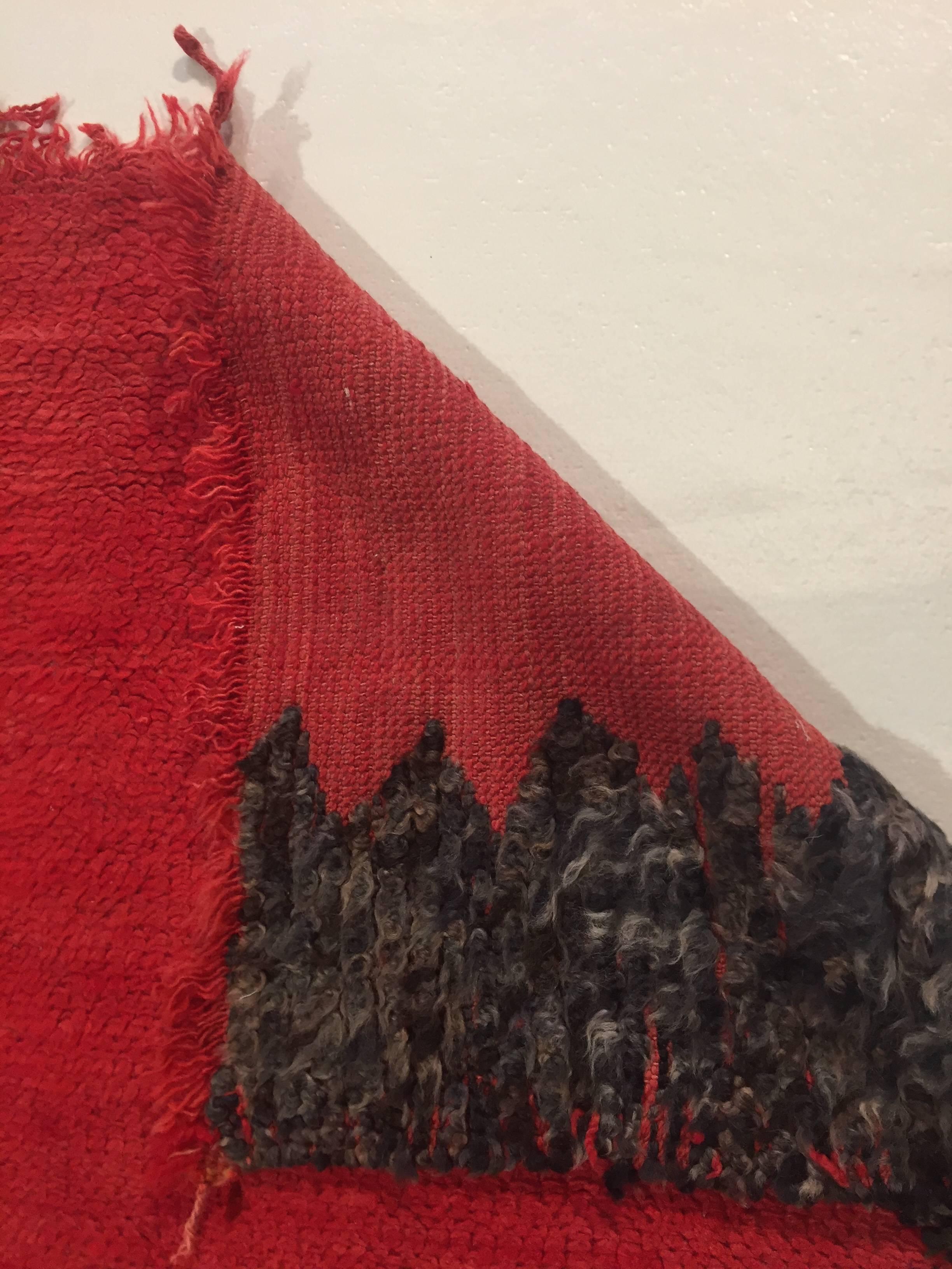 Roter und schwarzer Imouzzer-Kandar-Teppich aus Wolle mit Stammesmotiven aus dem 20. Jahrhundert, 1960er Jahre (Handgeknüpft) im Angebot