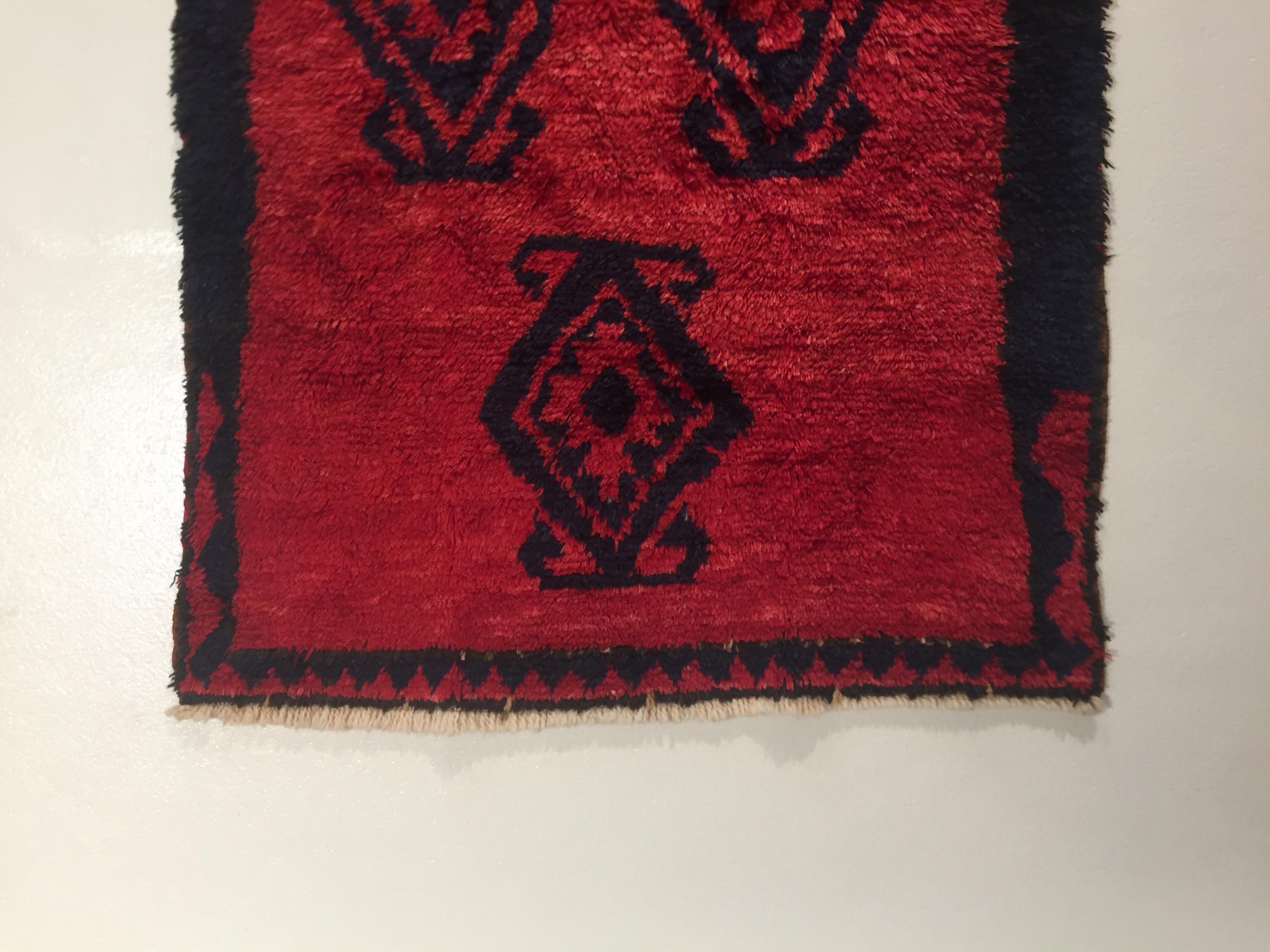 Noué à la main Tapis Tulu turc tribal en laine rouge et noire du 20ème siècle, années 1960 en vente