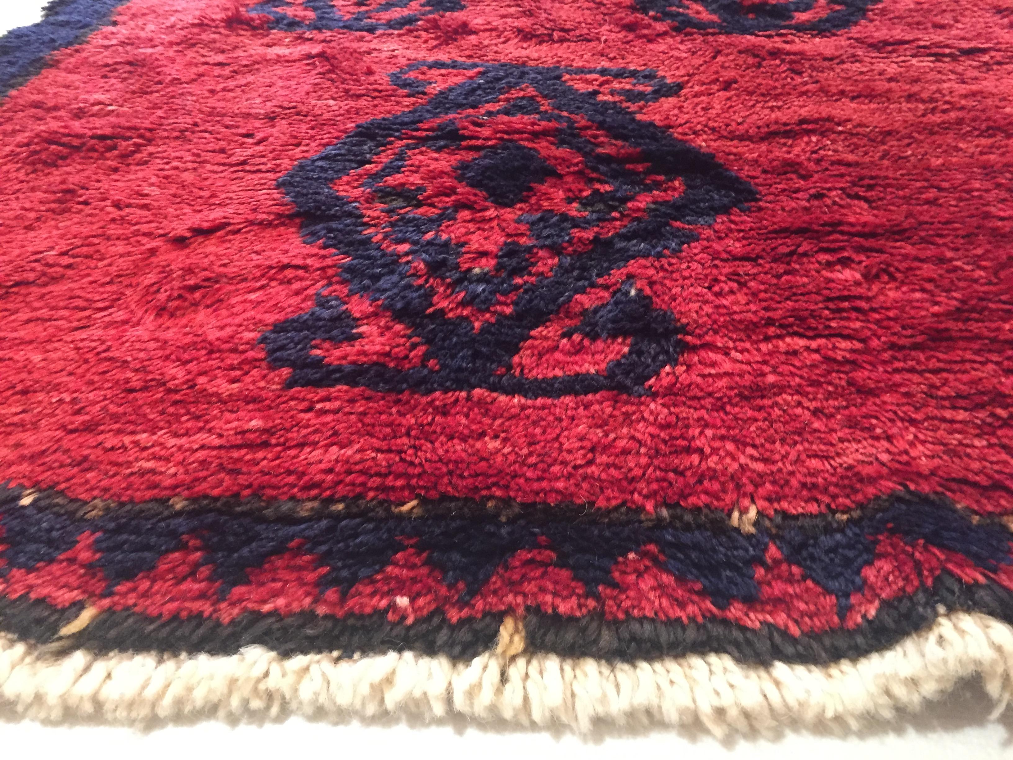 20ième siècle Tapis Tulu turc tribal en laine rouge et noire du 20ème siècle, années 1960 en vente