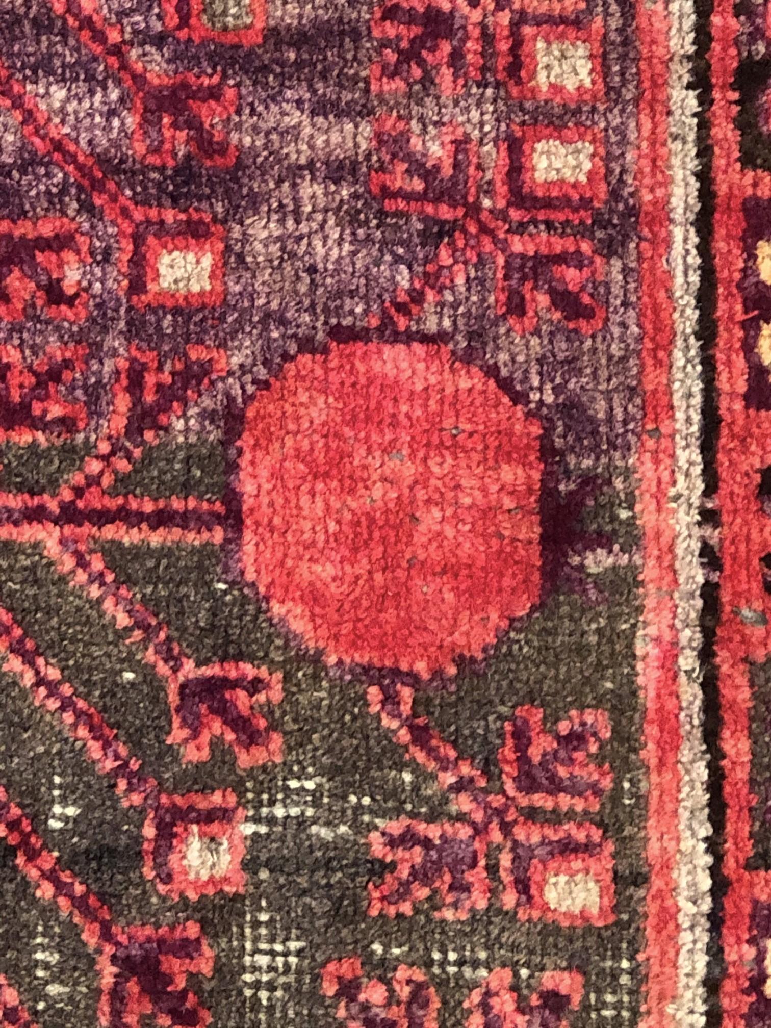 This carpet has the characteristic pomegranate motif typical of the production of the carpets of the Khotan and Yarkand oasis in Chinese Turchestan, they are centuries-old post stations on the southern arm of the Silk Road (today Sinkiang).
The