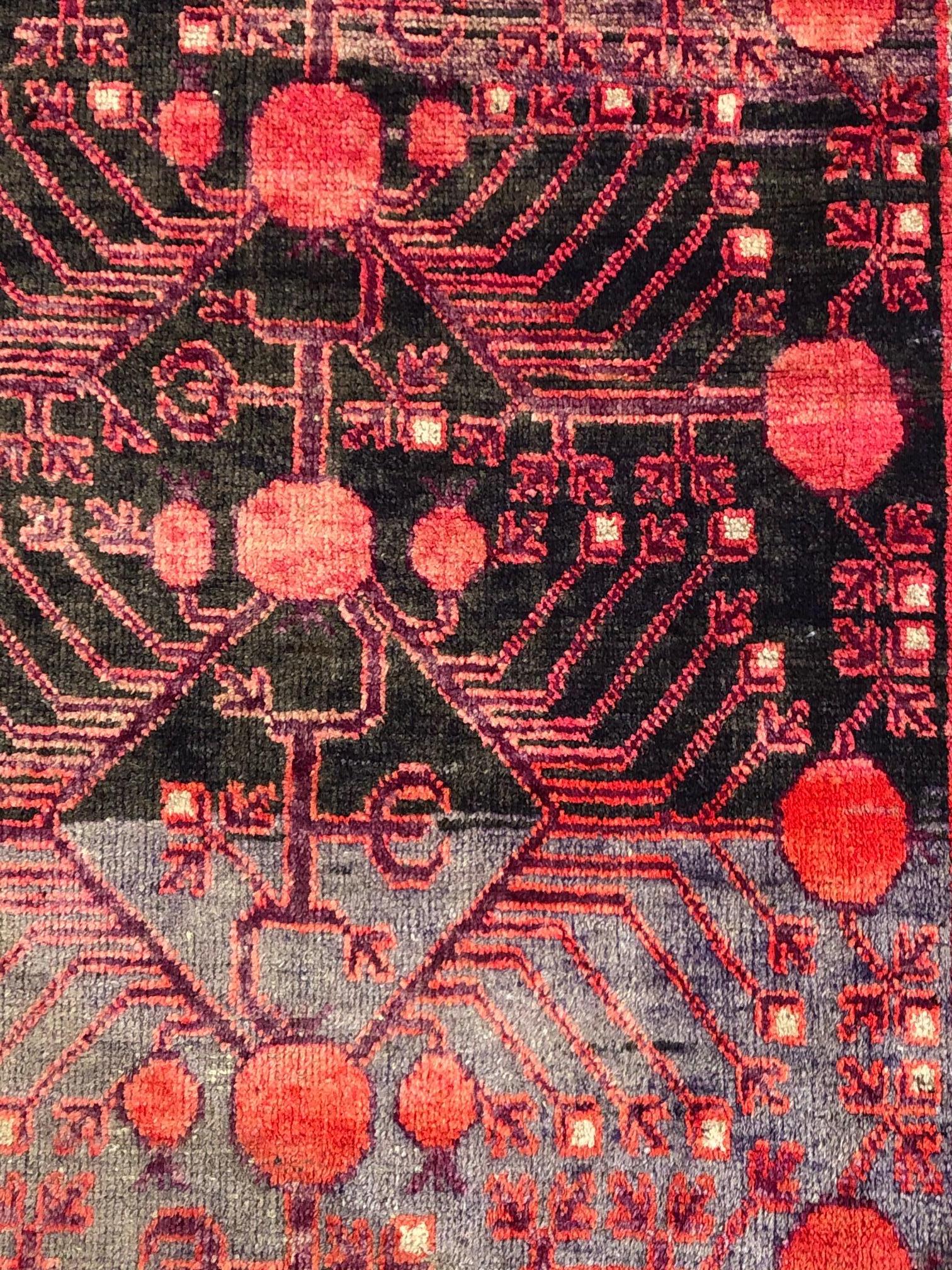 handgefertigter roter und brauner Granatapfel-Kothan-Teppich des 20. Jahrhunderts:: um 1900 (Wolle)
