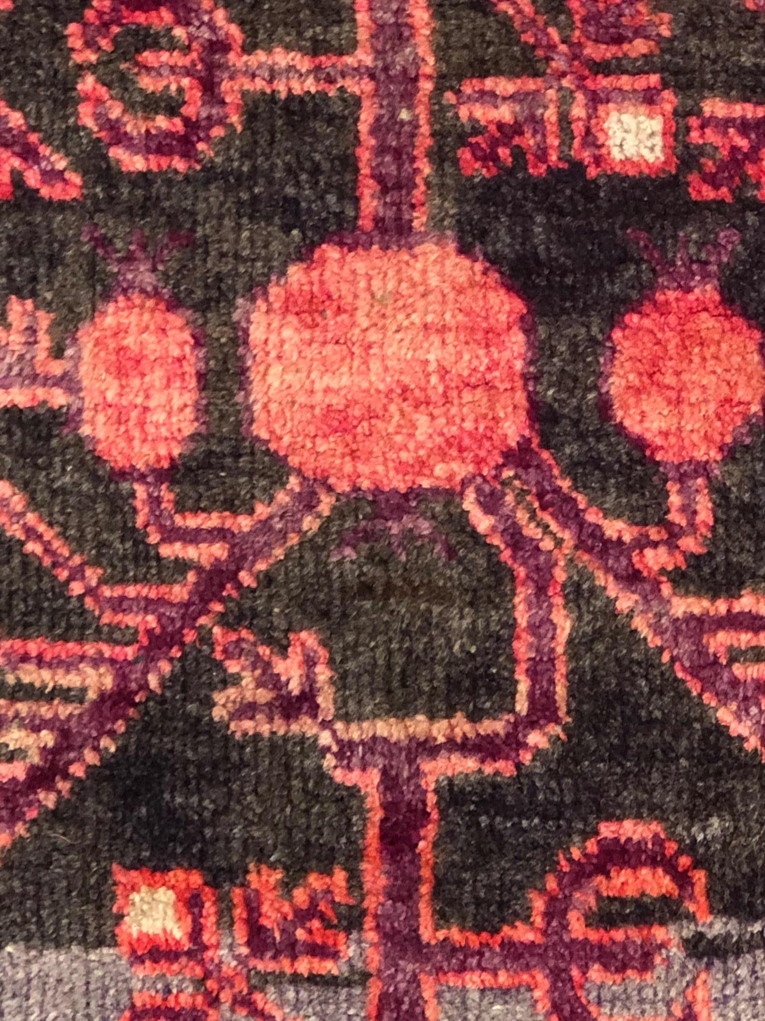 handgefertigter roter und brauner Granatapfel-Kothan-Teppich des 20. Jahrhunderts:: um 1900 1