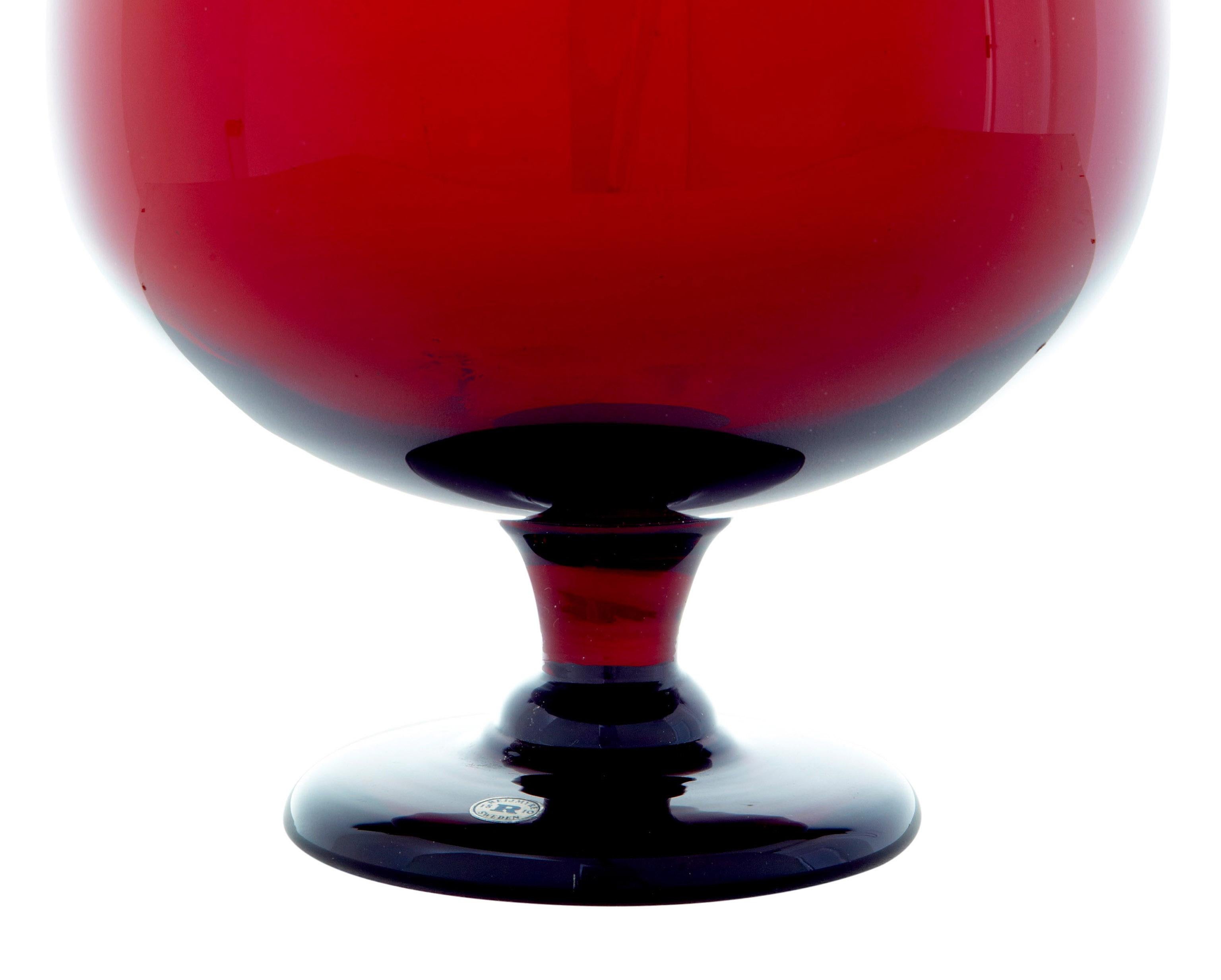 Rote Kunstglasvase von Monica Bratt aus dem 20. Jahrhundert, ca. 1950.

Wir bieten hier eine schöne Vase der schwedischen Designerin Monica Bratt Wijkander (1913-1961) an. Geformt wie ein großes Weinglas. Gefertigt in ihrem Lieblings-Tiefrot.

Ideal