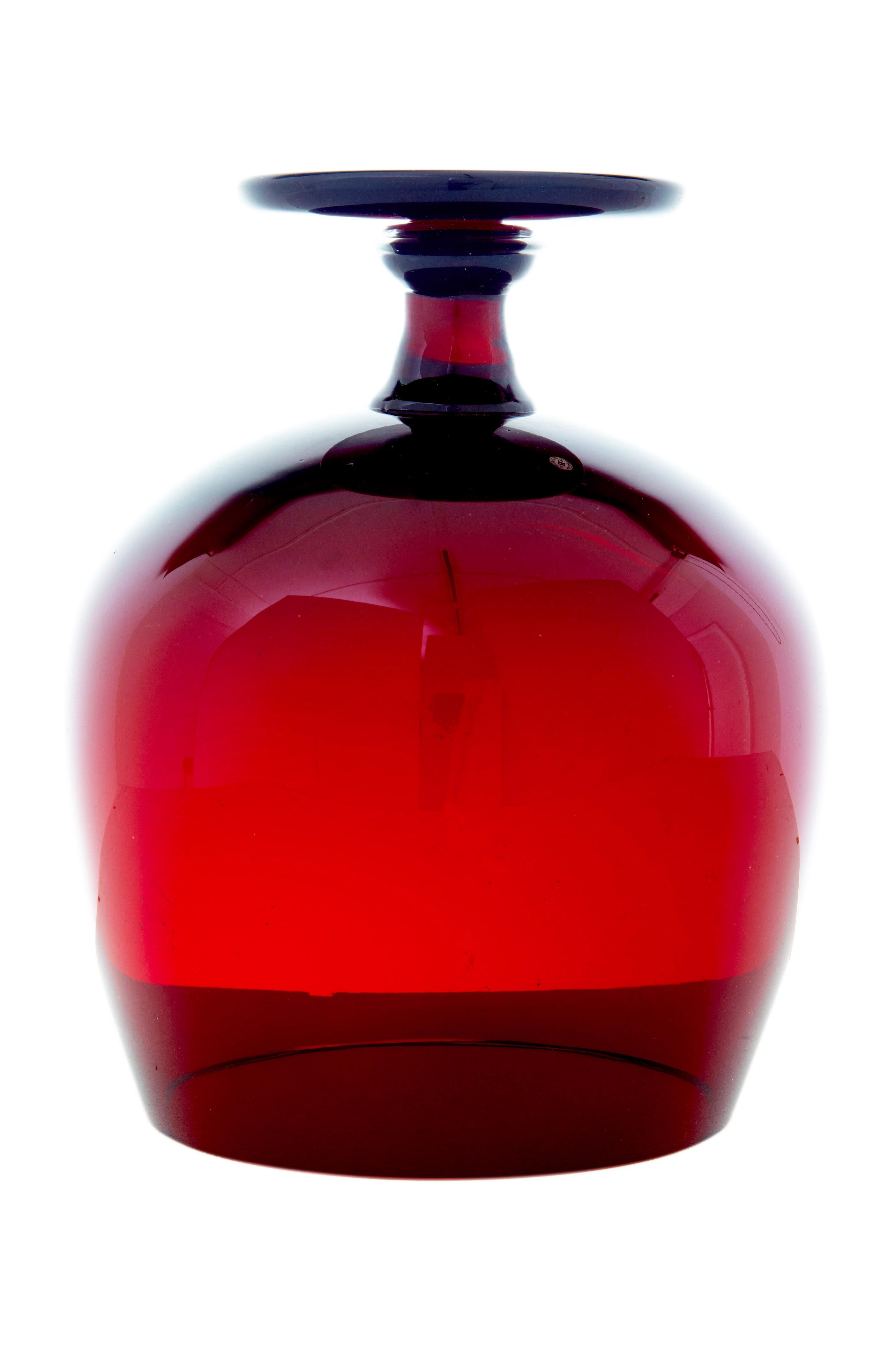 Swedish 20th century red art glass vase by Monica Bratt For Sale