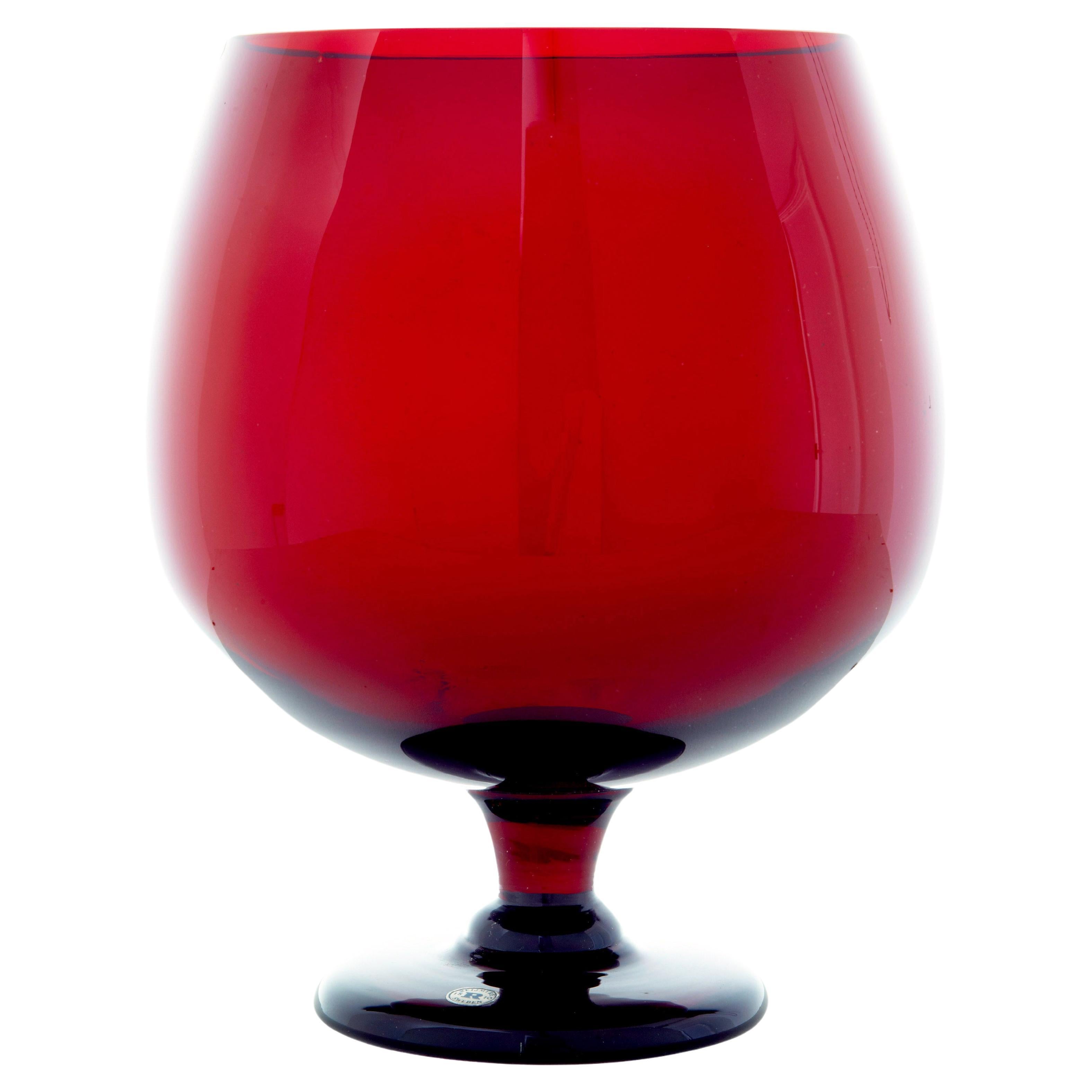 Vase en verre d'art rouge du 20e siècle par Monica Bratt