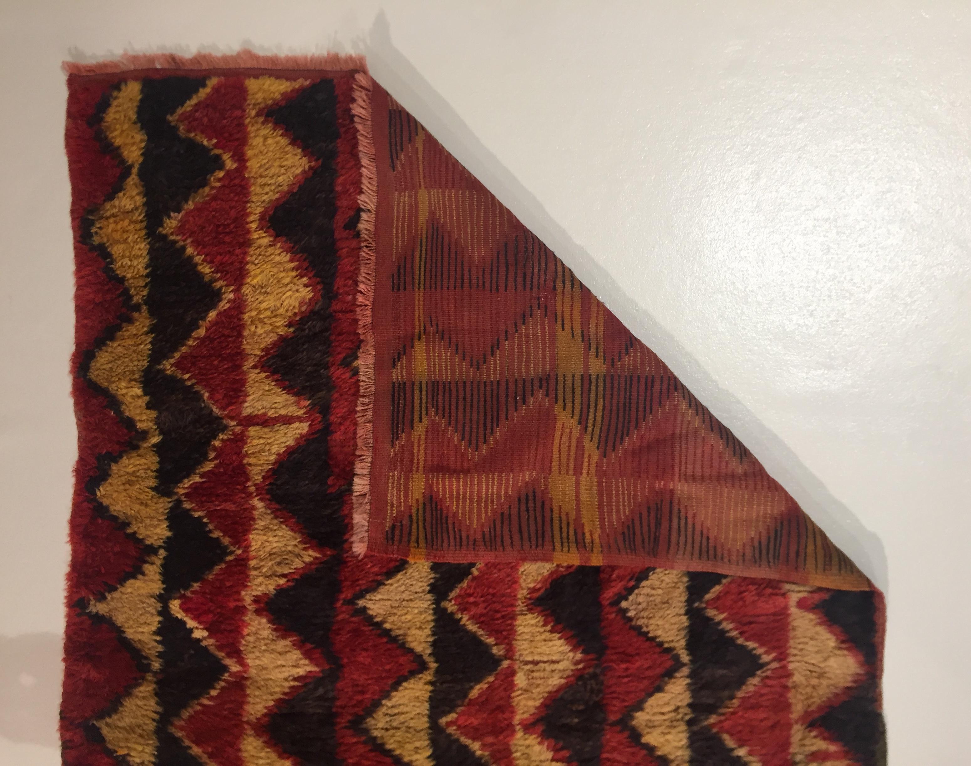 20th Century Red Black and Yellow Wool Geometric Turkish Tribal Tulu Rug In Good Condition For Sale In Firenze, IT