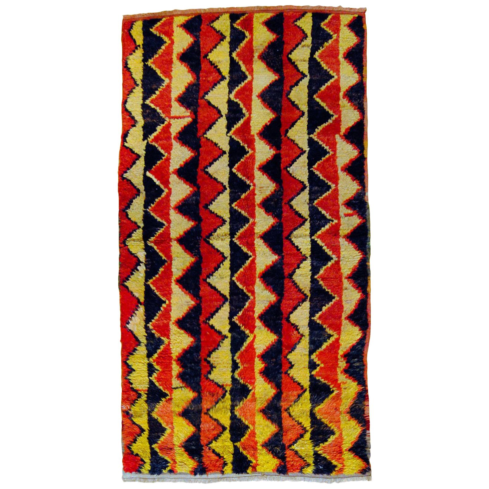 Tapis Tulu tribal turc géométrique en laine rouge, noir et jaune du 20e siècle