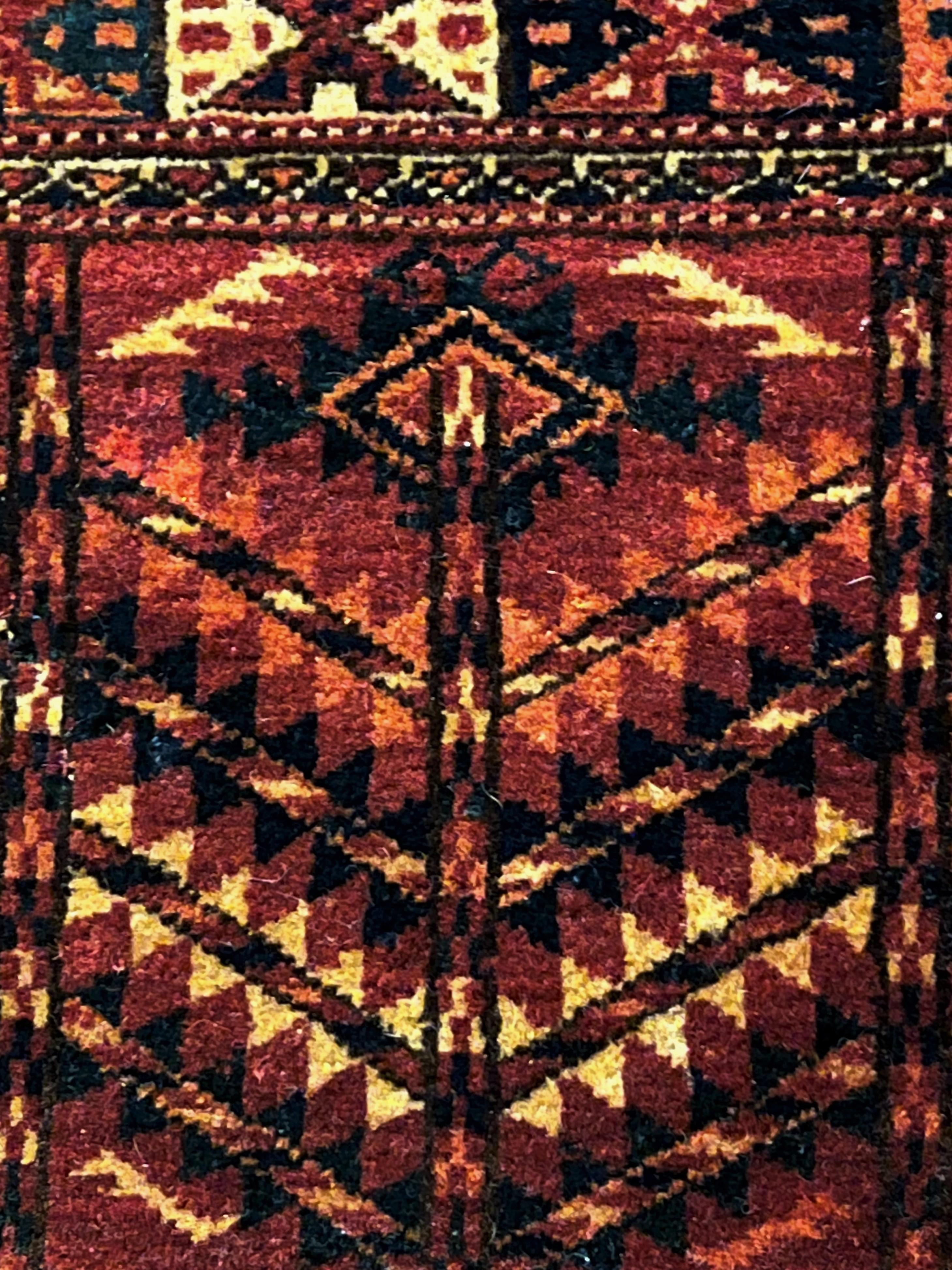 Roter und blauer geometrischer kaukasischer Nomad- Chuval-Teppich des 20. Jahrhunderts (Handgeknüpft) im Angebot