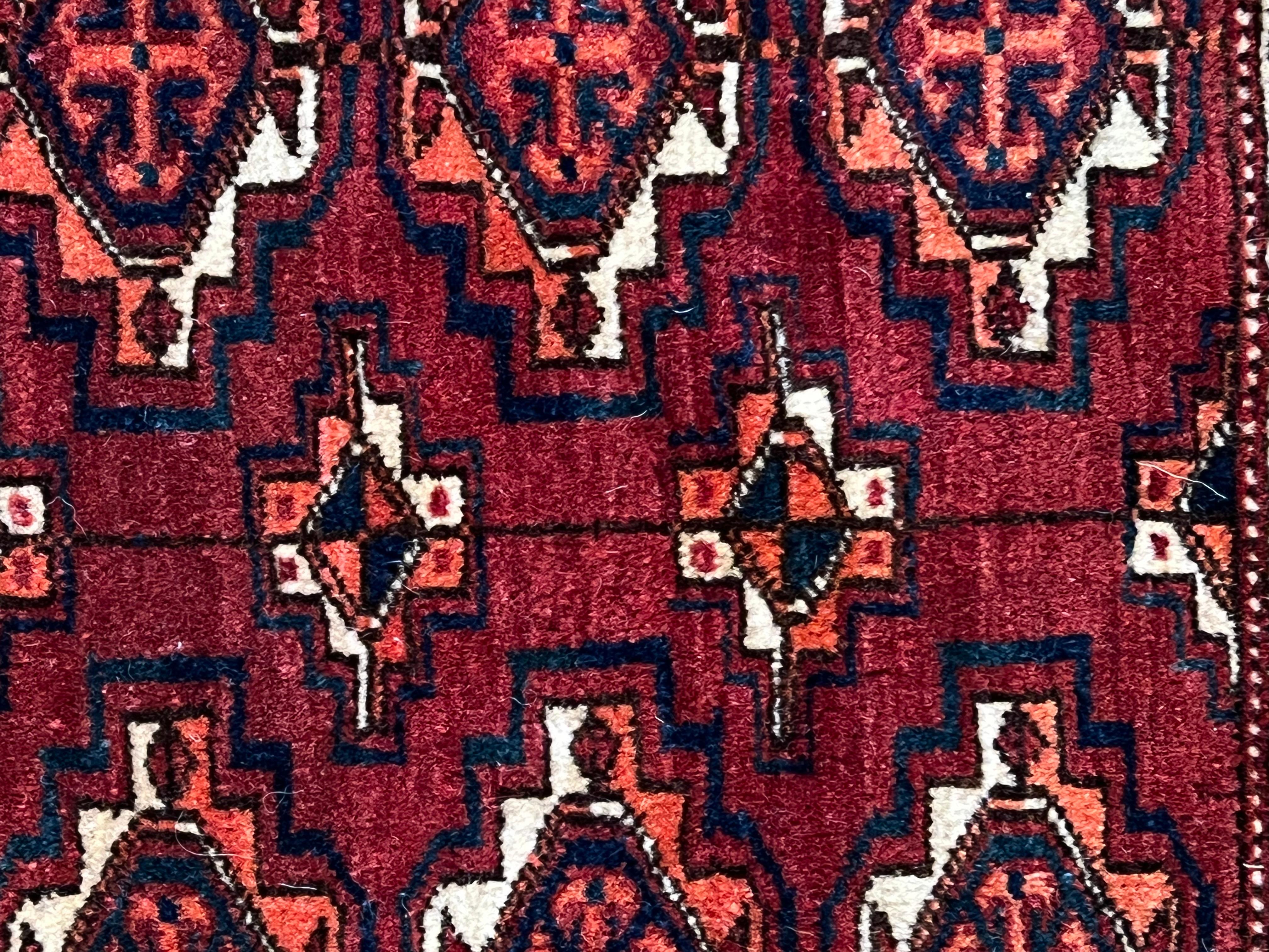 Roter und blauer geometrischer kaukasischer Nomad- Chuval-Teppich des 20. Jahrhunderts im Zustand „Gut“ im Angebot in Firenze, IT