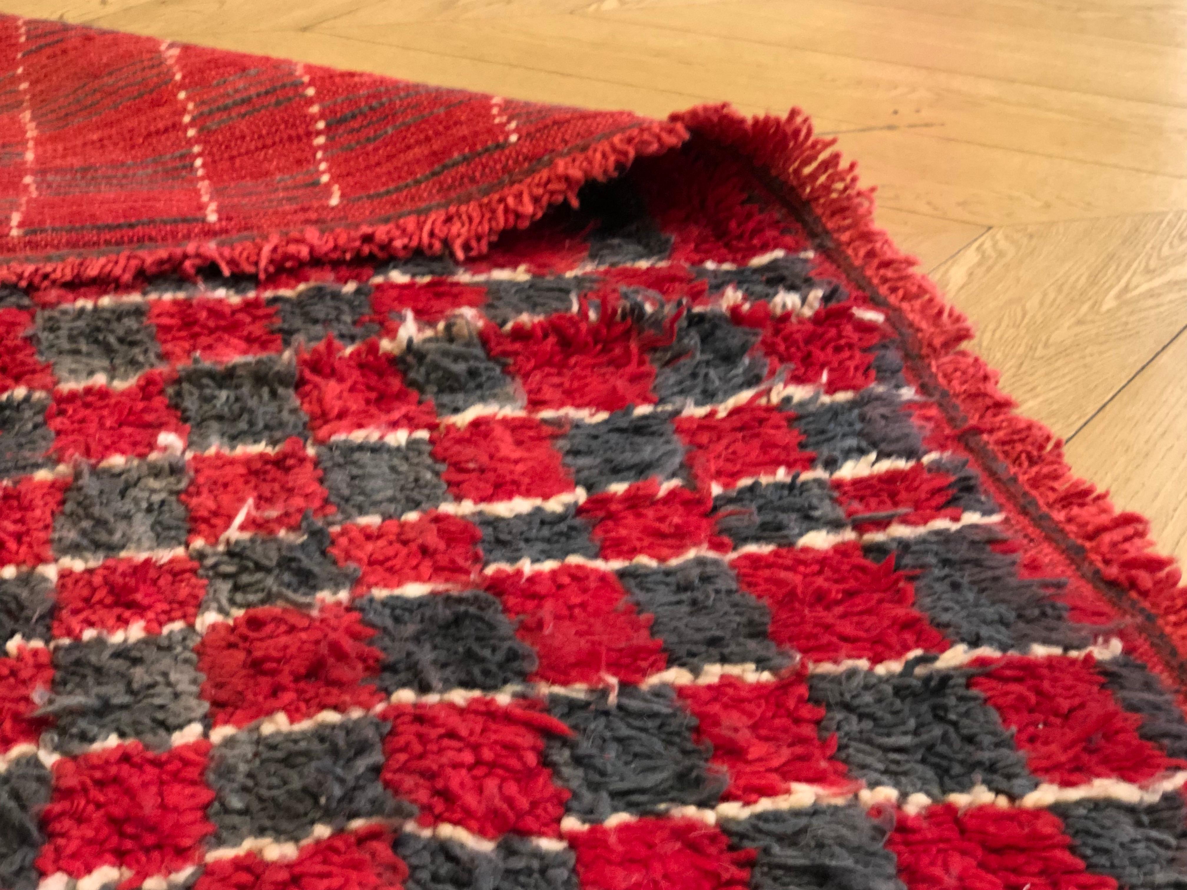 Tappeto Berbero Talsent a scacchi del XX secolo, rosso, marrone e bianco, proveniente dal Marocco, anni '50 in vendita 5