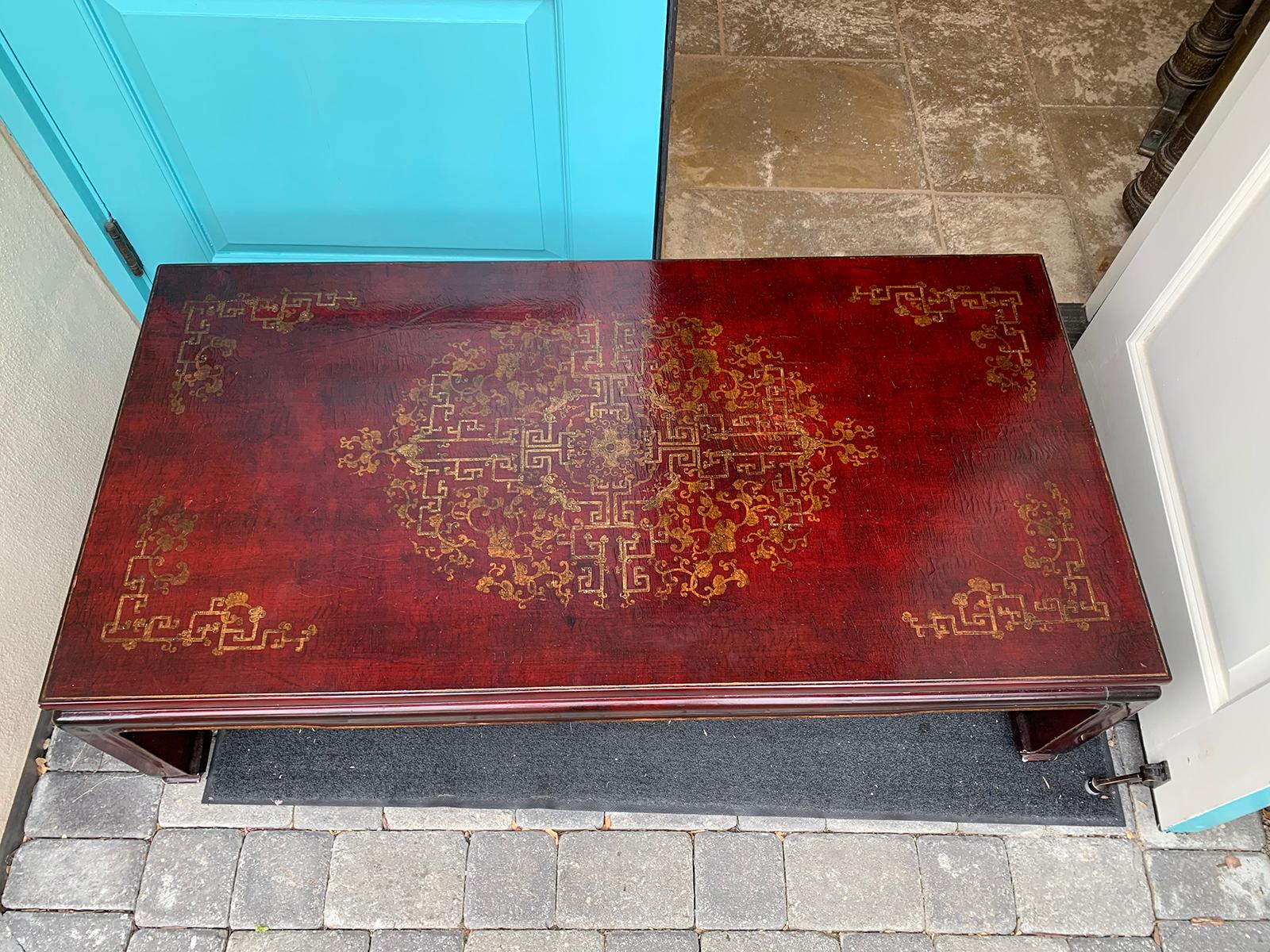 20th century red chinoiserie gilt and lacquered coffee table, attributed to Gracie.