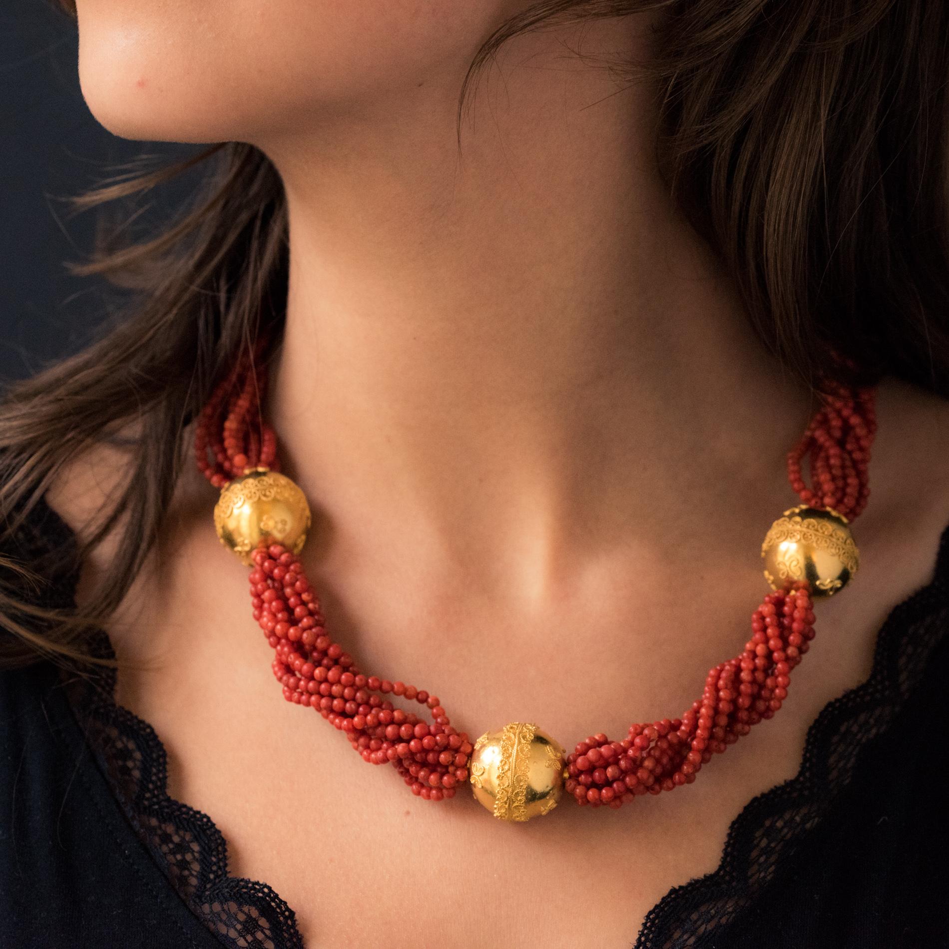Necklace in coral and 18 karat yellow gold.
This necklace is made up of 10 rows of red coral pearls, separated by 3 large gold pearls, decorated with filigree decorations on the wall. The clasp is a staple.
Length: 52 cm, width: 1.5 cm