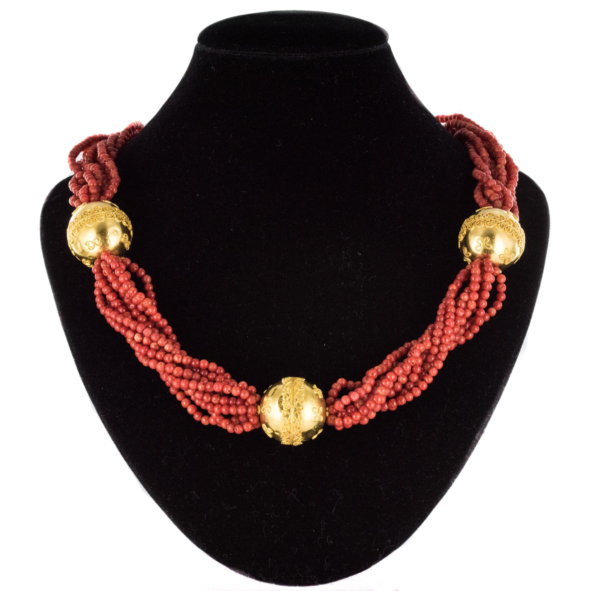 Belle Époque 20th Century Red Coral Pearls 18 Karat Yellow Gold Chiseled Pearls Necklace