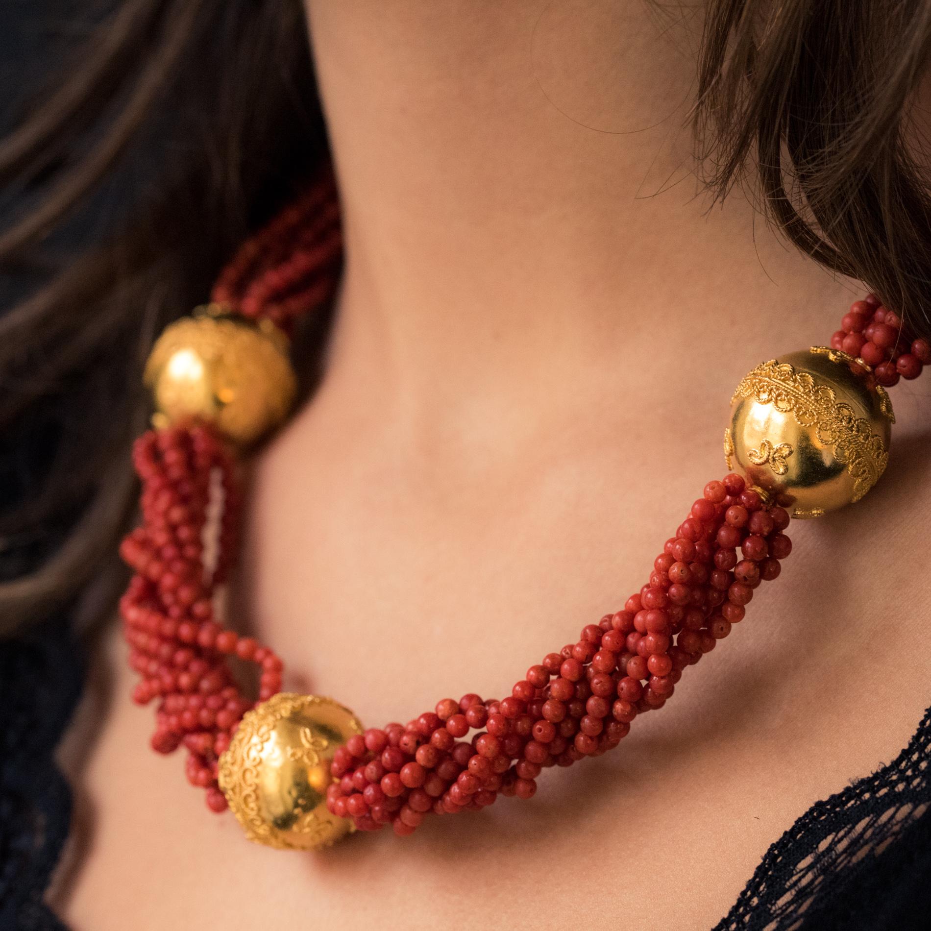 Women's 20th Century Red Coral Pearls 18 Karat Yellow Gold Chiseled Pearls Necklace