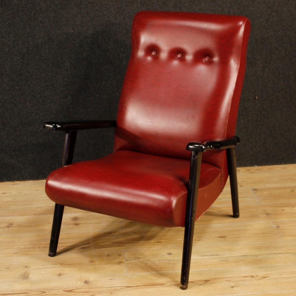 Fauteuil design italien des années 1970. Meubles en bois ébonisé recouverts de cuir fin aux lignes agréables et au décor plaisant. Fauteuil de bon confort. Des meubles qui peuvent être facilement placés dans différents points de la maison, du salon