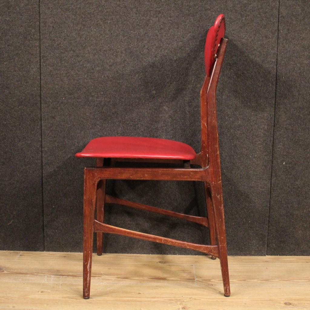 chaises de design italien du 20ème siècle en faux cuir rouge et bois de fruit:: 1970 en vente 5