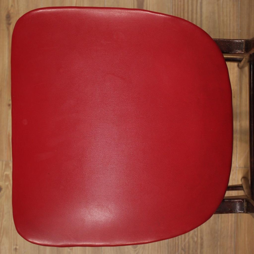 chaises de design italien du 20ème siècle en faux cuir rouge et bois de fruit:: 1970 en vente 7