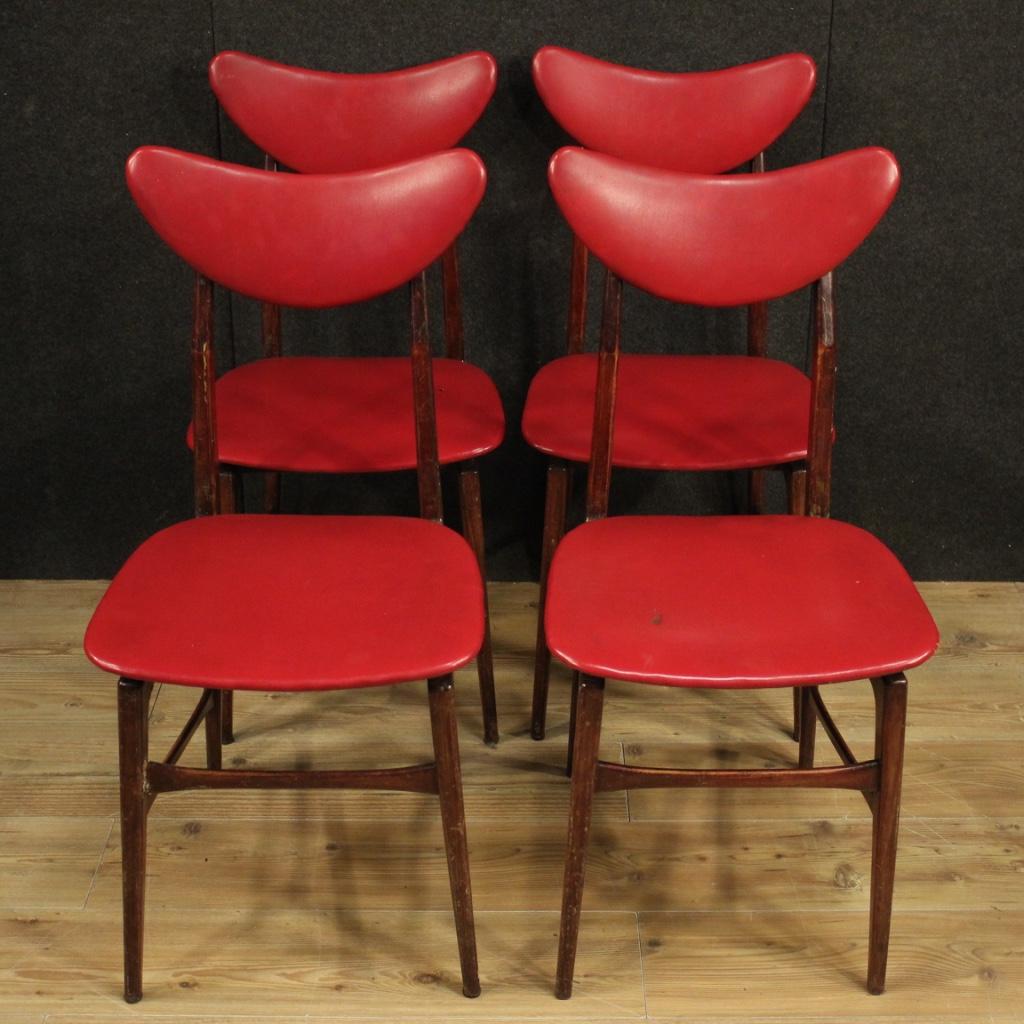 Groupe de 4 chaises de design italien des années 1970. Des meubles de décoration particulièrement agréables, sculptés en bois fruitier et recouverts de faux cuir. Chaises confortables avec une hauteur d'assise de 47 cm. Une chaise présente des