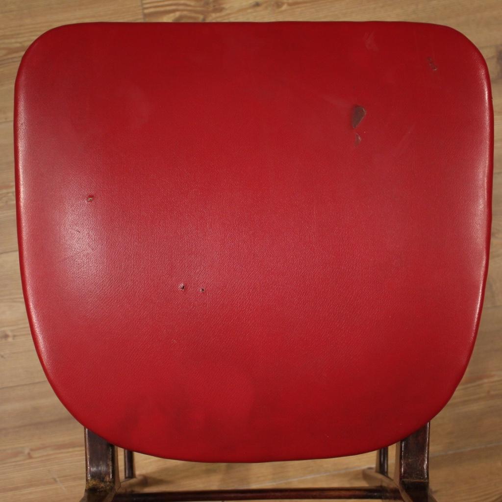 chaises de design italien du 20ème siècle en faux cuir rouge et bois de fruit:: 1970 en vente 1