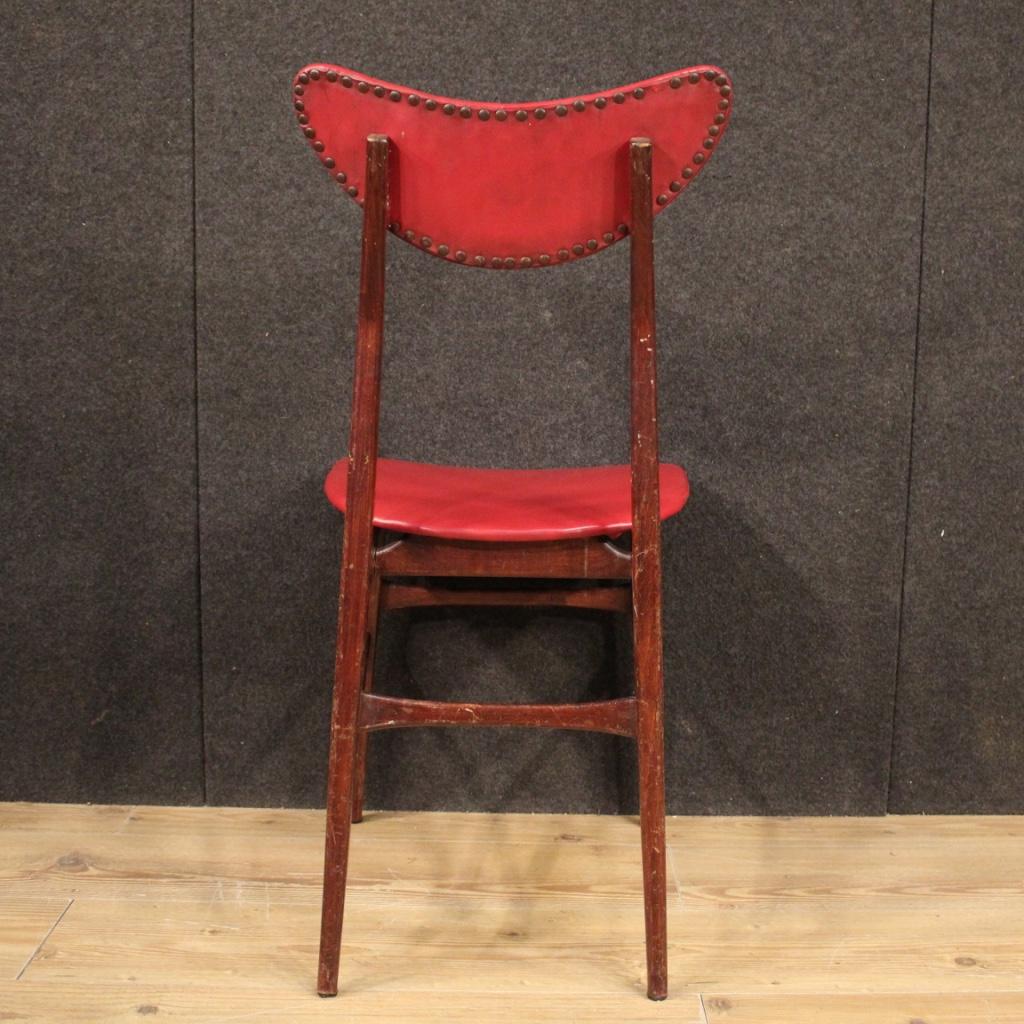 chaises de design italien du 20ème siècle en faux cuir rouge et bois de fruit:: 1970 en vente 3