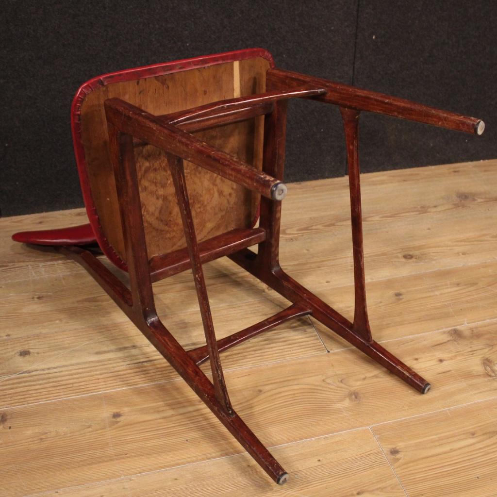 chaises de design italien du 20ème siècle en faux cuir rouge et bois de fruit:: 1970 en vente 4