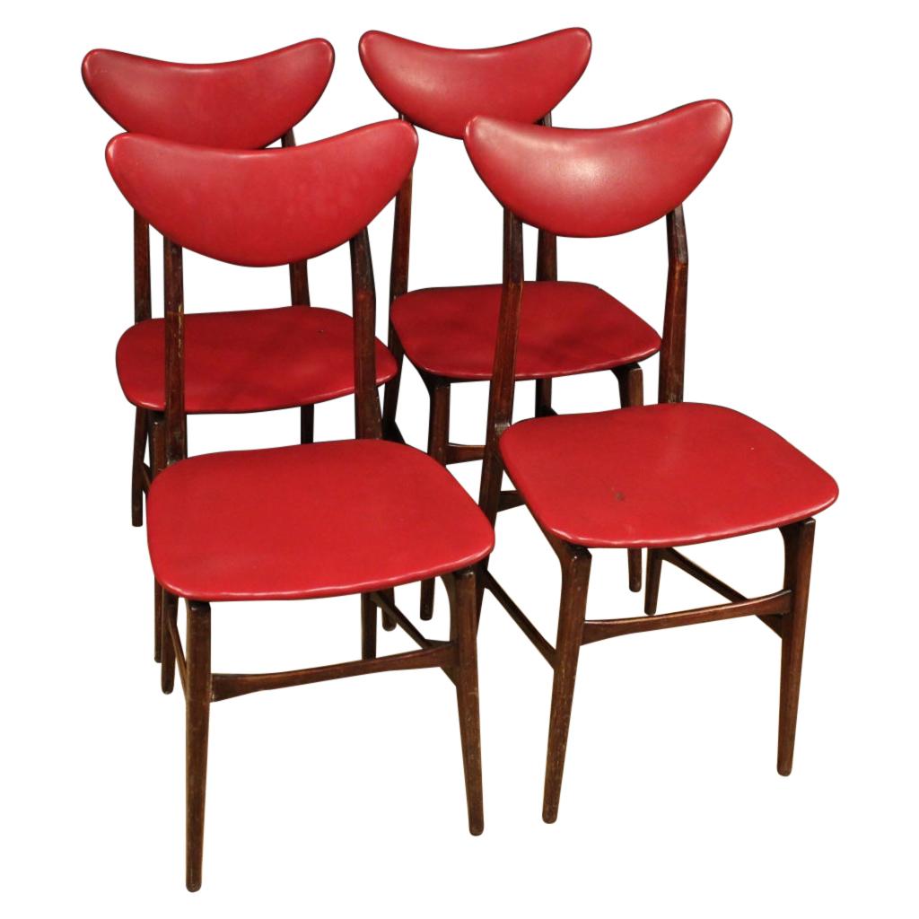 chaises de design italien du 20ème siècle en faux cuir rouge et bois de fruit:: 1970