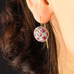 Pendientes redondos del siglo XX con diamantes y gemas rojas, en oro amarillo de 18 quilates y platino