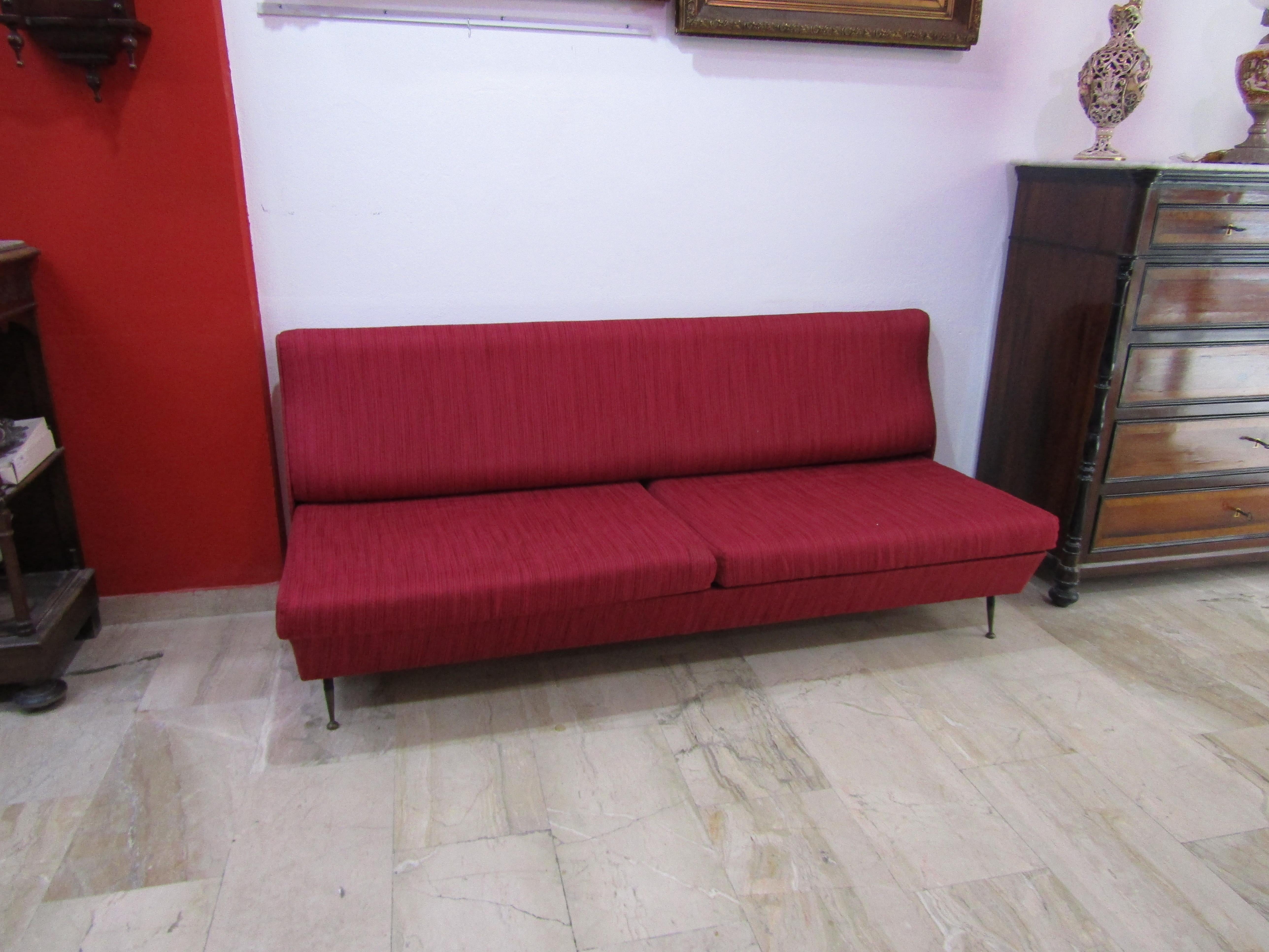Italian design sofa from the 1950s and 1960s. Zanuso in style, particular line and construction. Chaise longue covered in red fabric. Measures: Seat height 40 cm.
       