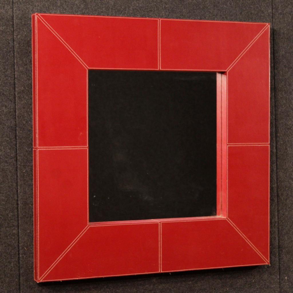 Espejo de diseño italiano de piel sintética roja del siglo XX, 1980 en venta 3