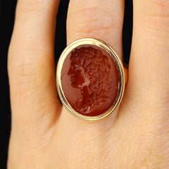 Anello in oro giallo 18 carati con incisione di diaspro rosso del XX secolo
