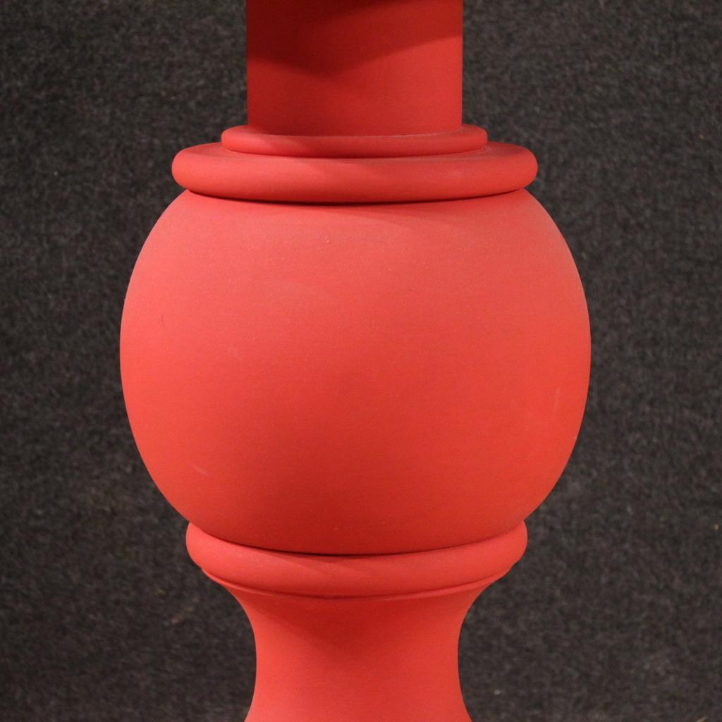 Table d'appoint ronde en bois peint en rouge du 20e siècle, 1970 en vente 6