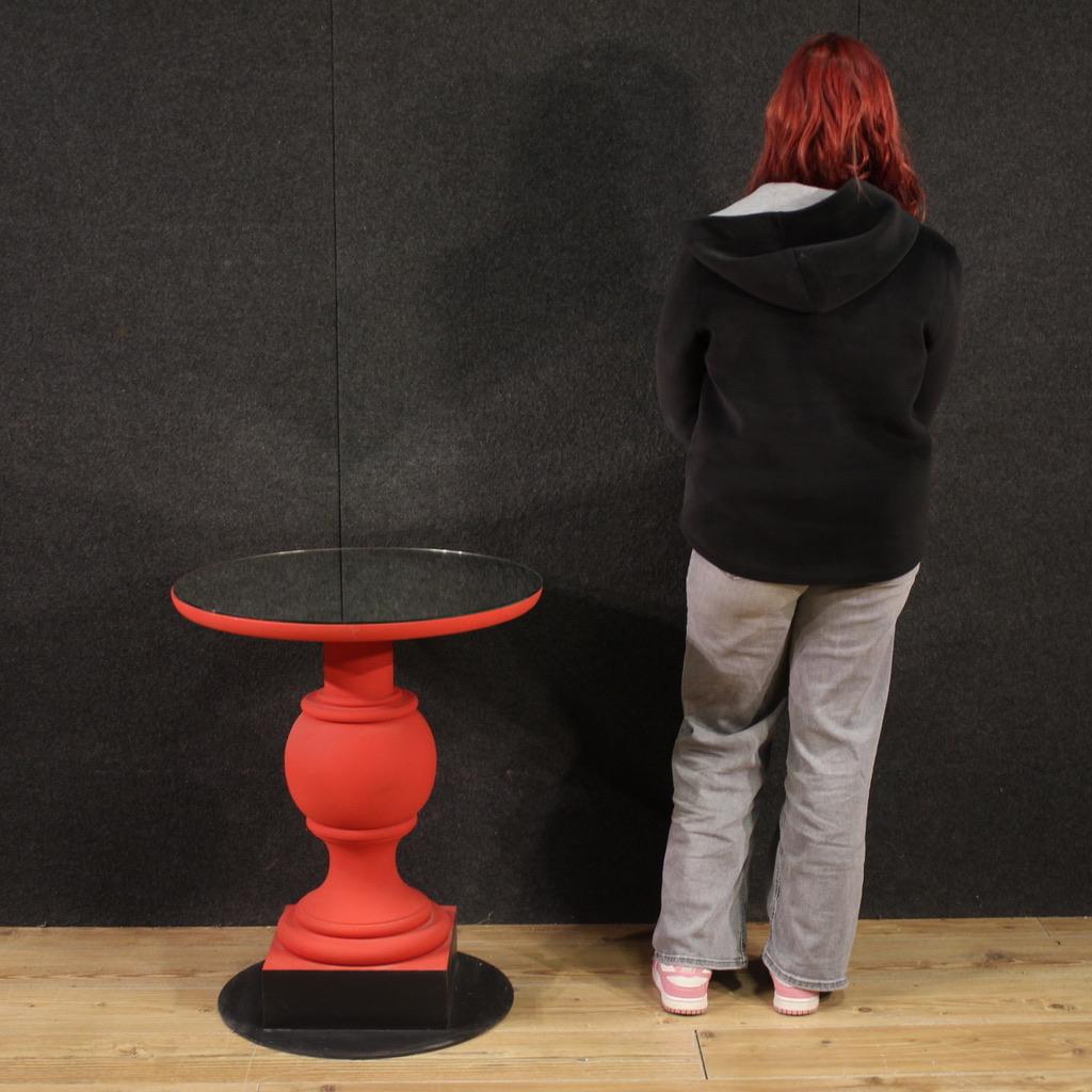 Table basse italienne des années 1970/80. Meuble en bois peint magnifiquement conçu avec une base en fer et un plateau en miroir. Un fabuleux meuble, idéal pour une chambre ou un salon, pour les antiquaires et les décorateurs d'intérieur. Le plateau